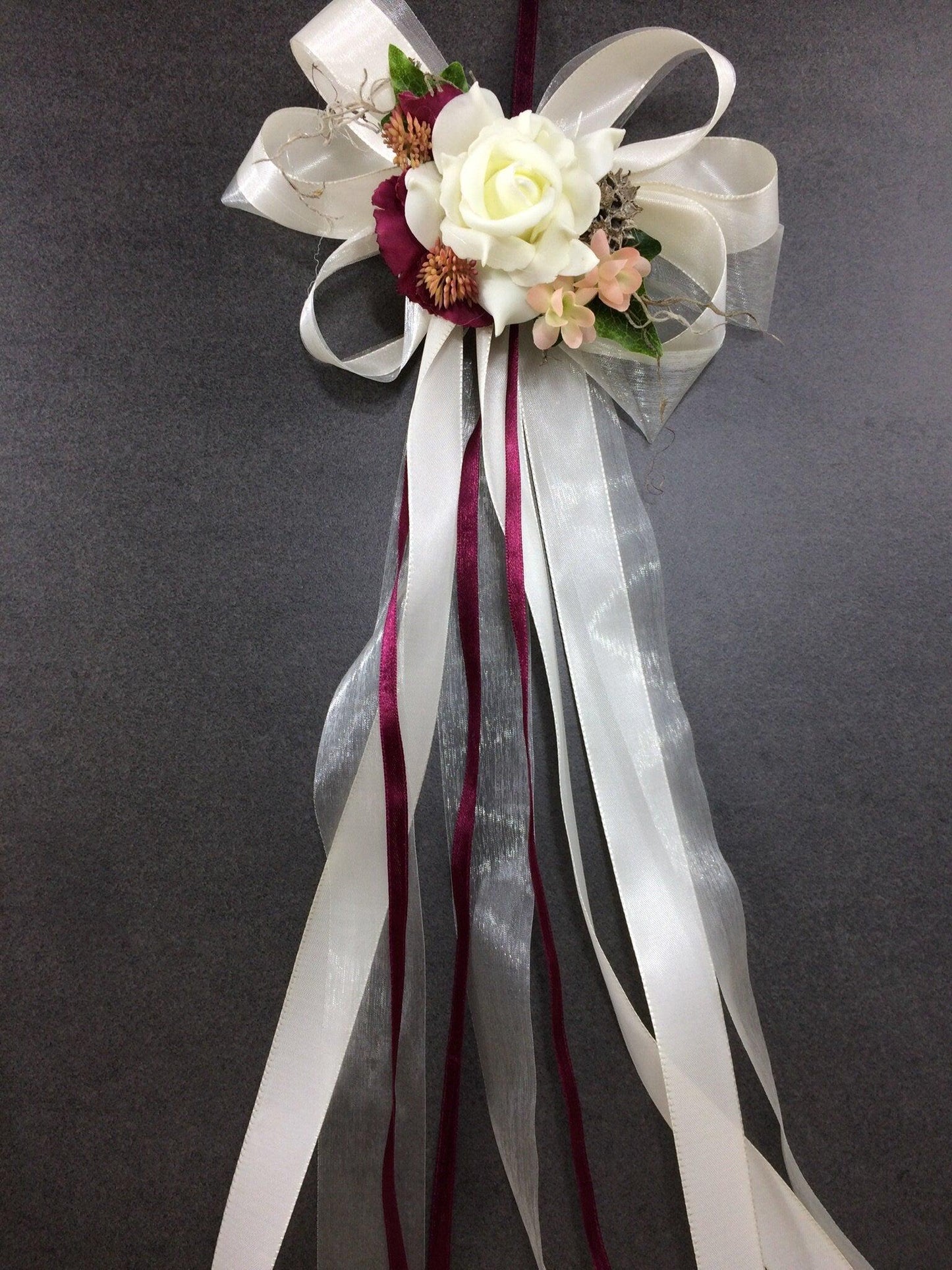 Luxuriöse Autoschleifen für Hochzeiten – Individuell handgefertigte Unikate mit Rosen-Dekoration