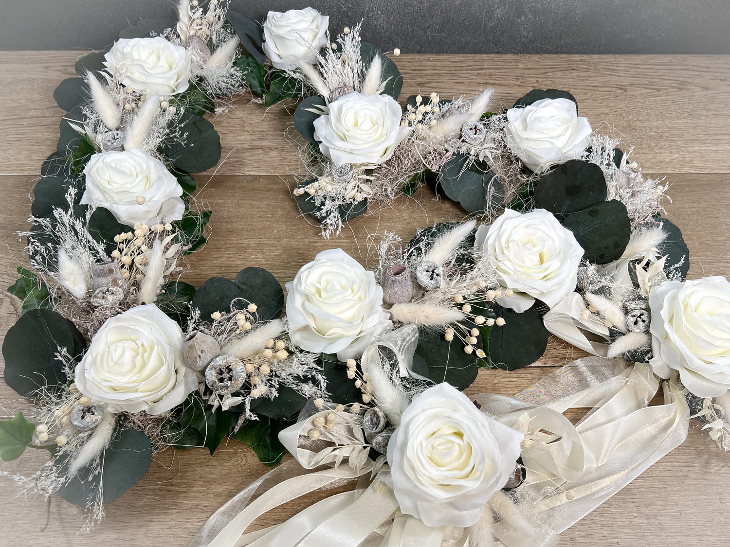 Handarbeit, Florist, Seidenblumen, Künstliche Blumen und Pflanzen, Hochzeit, Grabgestecke, Autogesteck Herz Hochzeit, Trockenblumen, Event, Dekoration, Weihnachtsdekoration, Adventskranz, Weihnachten, Deko, Türkranz, Kranz, Gesteck, Blumen, Wedding No alt text