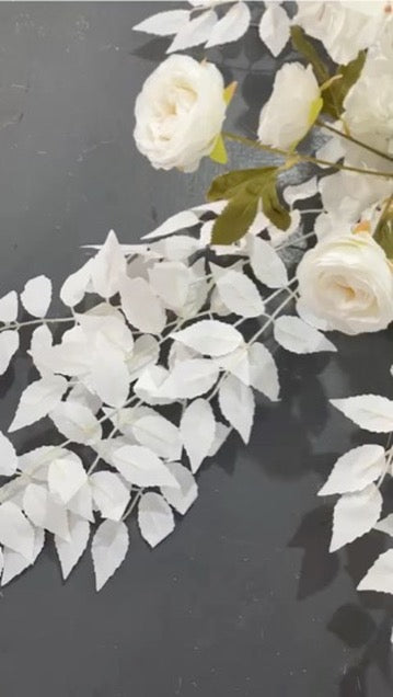 Premium Seidenblumen Gesteck in Weiß – Rosen, Klematis, Ranunkeln & Hortensien | Exklusive Hochzeits- & Eventdekoration – Seidenblumen Gesteck – SarahsFlowerStudio