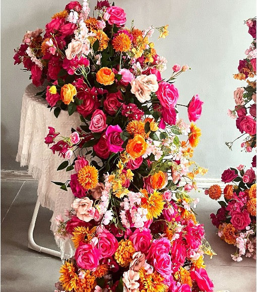 Premium Seidenblumen Arrangement Fuchsia & Orange – Dahlien, Rosen, Ranunkeln & Hortensien | Bogen- & Tischdekoration – Tischdekoration – SarahsFlowerStudio