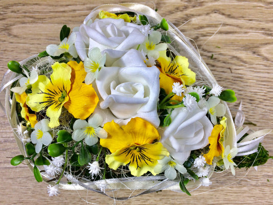 Seidenblumen Grabherz Rose mit Stiefmütterchen – Grabdekorat 2 – Grabgesteck – SarahsFlowerStudio