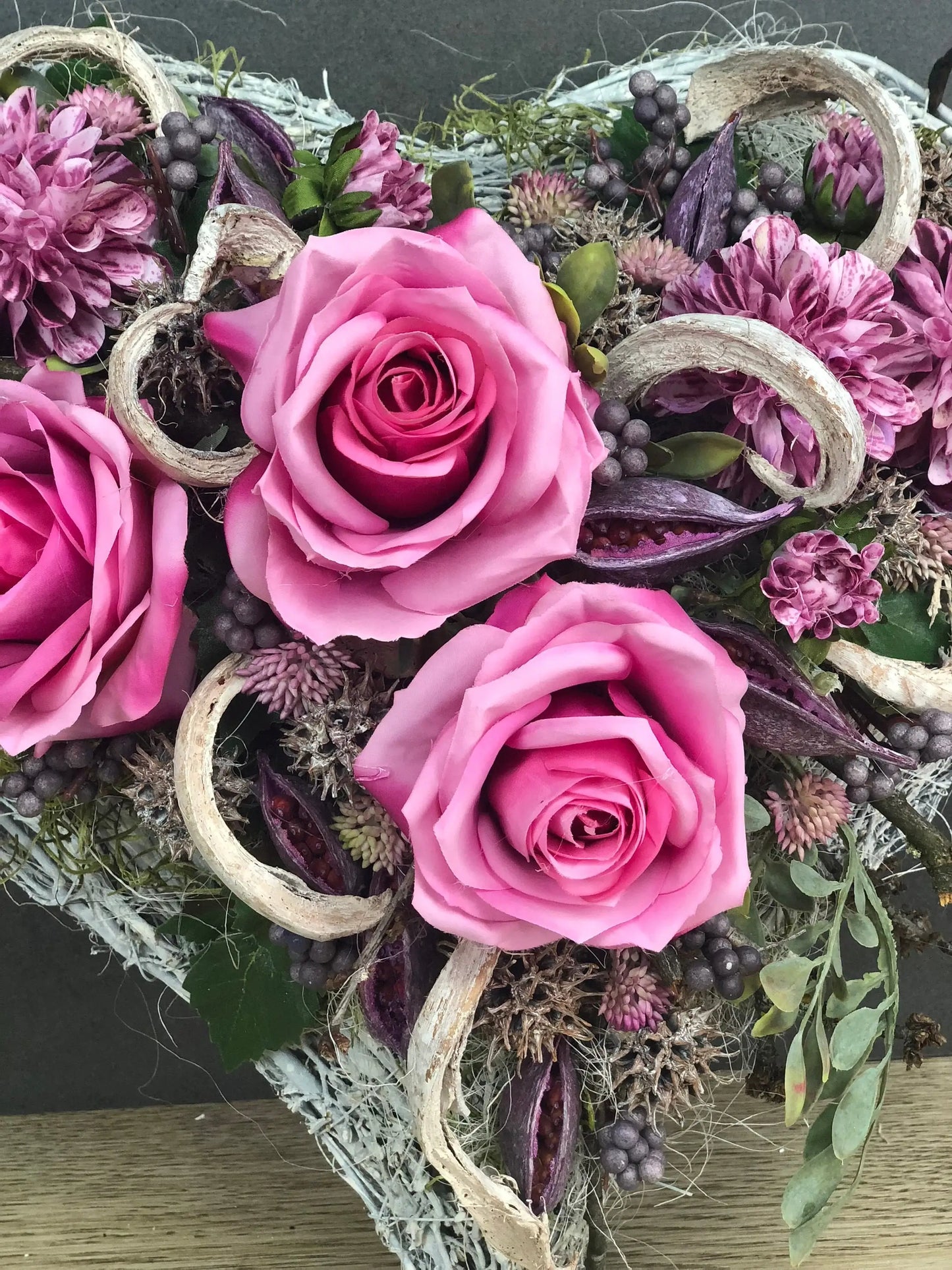 Grabgesteck Rose Dahlie Grabschmuck Herz Farbwunsch Grabdeko Grabdekoration – handgemacht aus Seiden- und Kunstblumen, langlebig & pflegeleicht von SarahsFlowerStudio