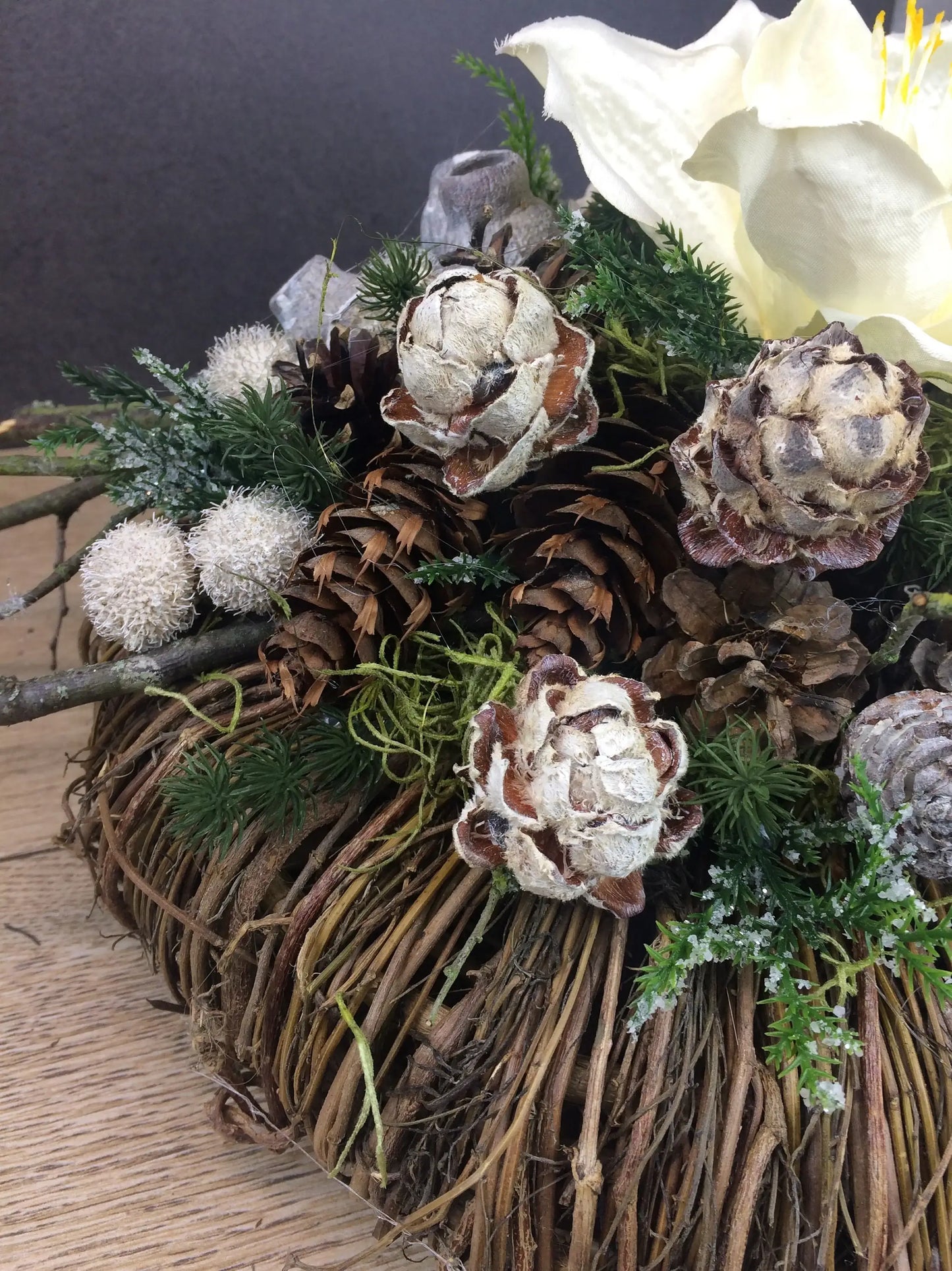 Grabgesteck Allerheiligen 32cm Grabschmuck Amaryllis Wunschfarbe Grabdeko Grabdekoration Allerheiligen – handgemacht aus Seiden- und Kunstblumen, langlebig & pflegeleicht von SarahsFlowerStudio