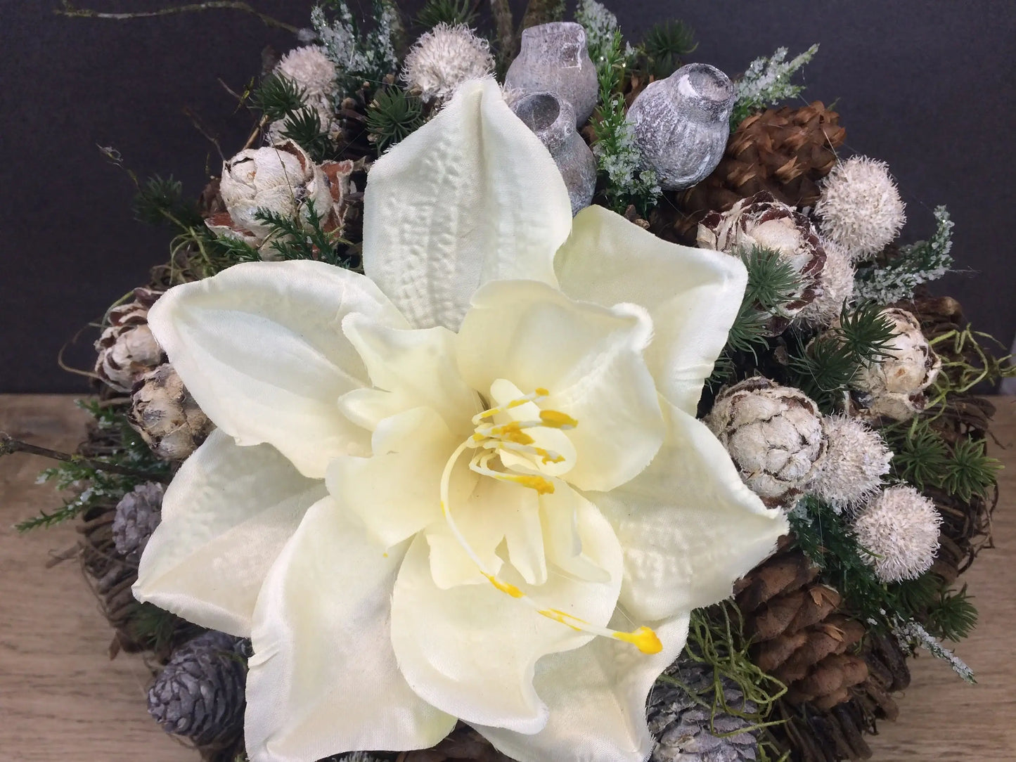 Grabgesteck Allerheiligen 32cm Grabschmuck Amaryllis Wunschfarbe Grabdeko Grabdekoration Allerheiligen – handgemacht aus Seiden- und Kunstblumen, langlebig & pflegeleicht von SarahsFlowerStudio