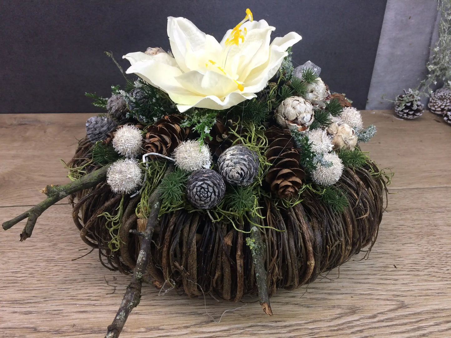 Grabgesteck Allerheiligen 32cm Grabschmuck Amaryllis Wunschfarbe Grabdeko Grabdekoration Allerheiligen – handgemacht aus Seiden- und Kunstblumen, langlebig & pflegeleicht von SarahsFlowerStudio