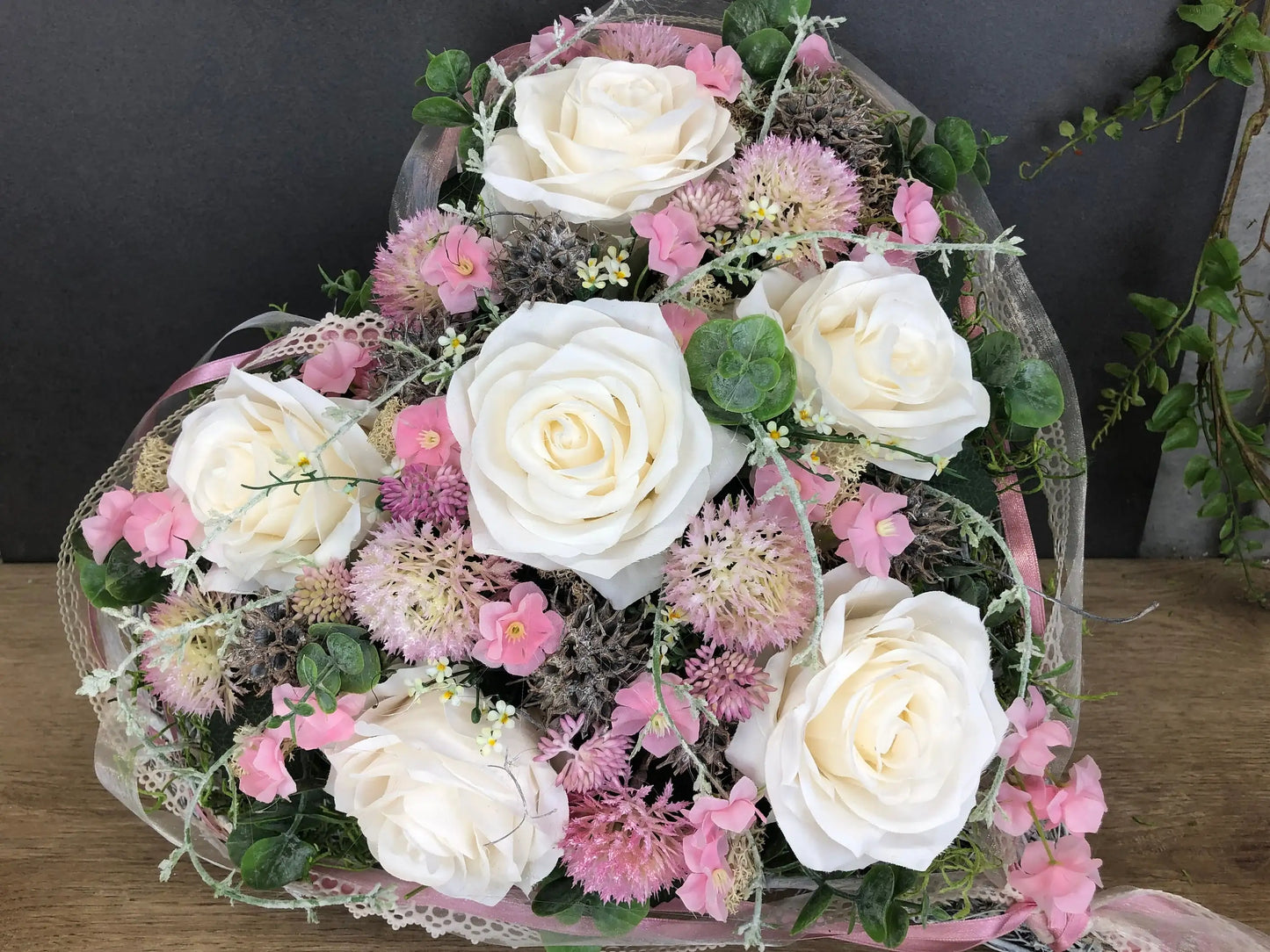Grabgesteck Rosen Wiesenblumen Grabschmuck Herz Grabdeko Grabdekoration – handgemacht aus Seiden- und Kunstblumen, langlebig & pflegeleicht von SarahsFlowerStudio