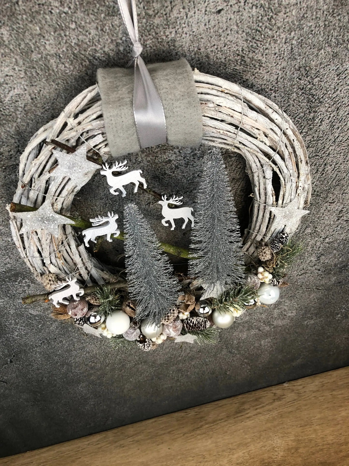 Advent Türkranz mit 20er LED Lichterkette Türdeko Türschmuck Weihnachten Weidenkranz Hirsch Tanne Filz Draht – handgemacht aus Seiden- und Kunstblumen, langlebig & pflegeleicht von SarahsFlowerStudio