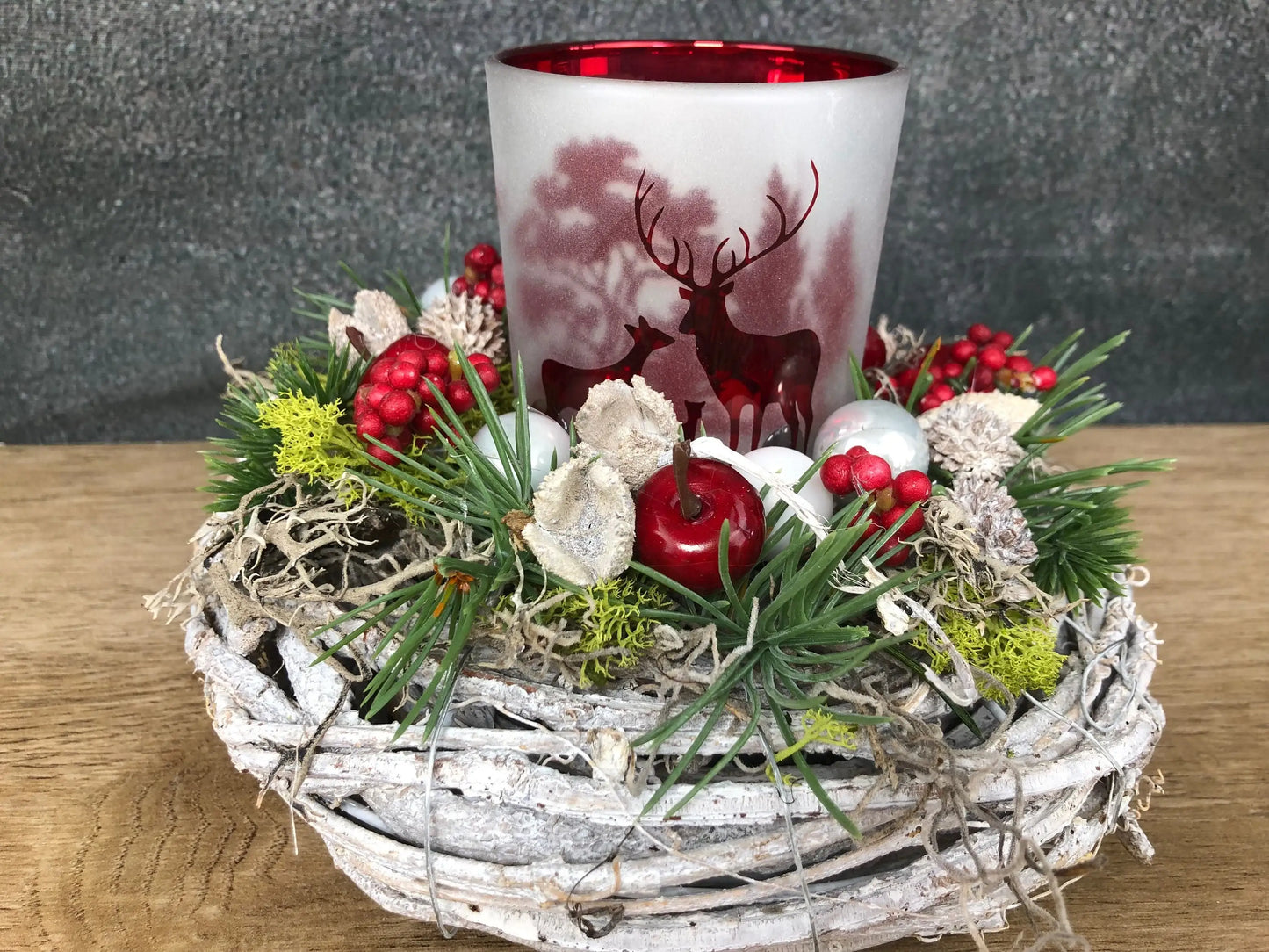 Adventsgesteck Gesteck 20cm Windlicht Glas Teelicht Hirsch Modern Rund Moos Thuja Zapfen Rot Weiß – handgemacht aus Seiden- und Kunstblumen, langlebig & pflegeleicht von SarahsFlowerStudio