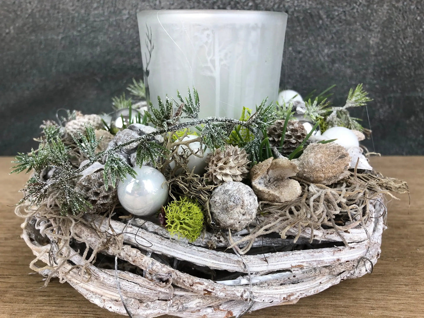 Adventsgesteck Gesteck 20cm Windlicht Glas Teelicht Silber Hirsch Modern Rund Zapfen Weiß – handgemacht aus Seiden- und Kunstblumen, langlebig & pflegeleicht von SarahsFlowerStudio