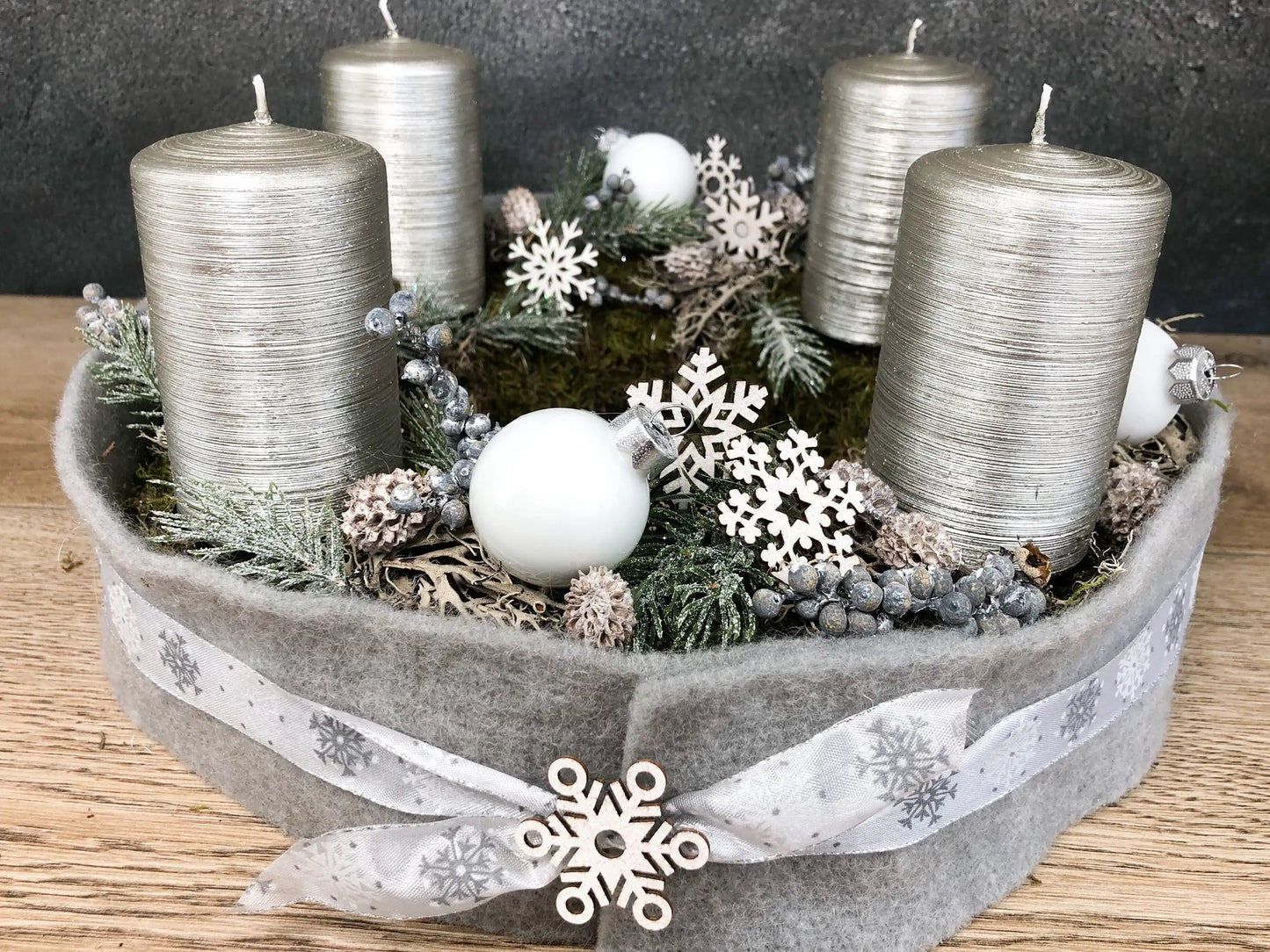 Adventskranz Adventskalender Schneeflocke Moos 35cm Zapfen Glitzer Frost mehrjährig groß rund – handgemacht aus Seiden- und Kunstblumen, langlebig & pflegeleicht von SarahsFlowerStudio
