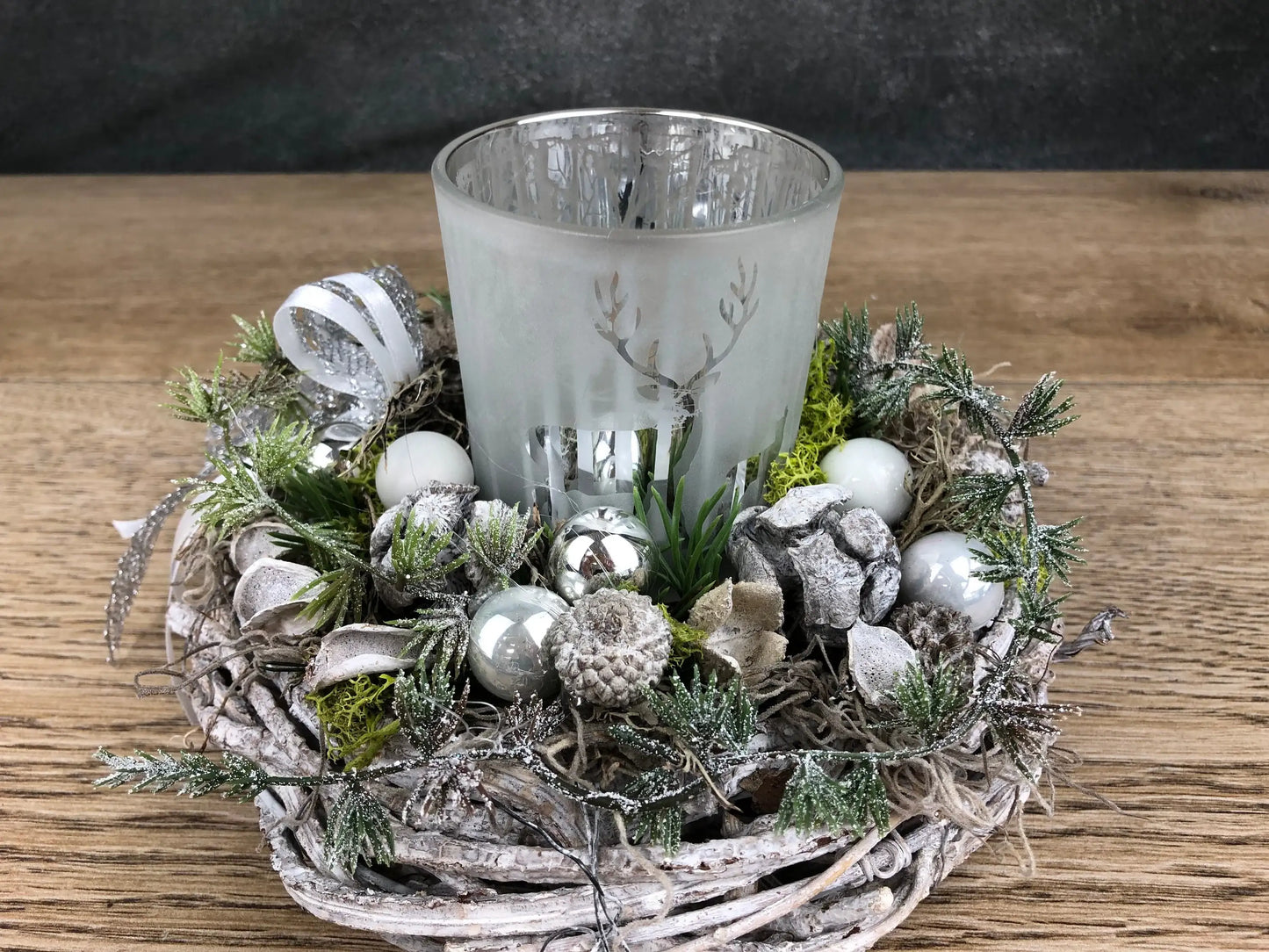 Adventsgesteck Gesteck 20cm Windlicht Glas Teelicht Silber Hirsch Modern Rund Zapfen Weiß – handgemacht aus Seiden- und Kunstblumen, langlebig & pflegeleicht von SarahsFlowerStudio