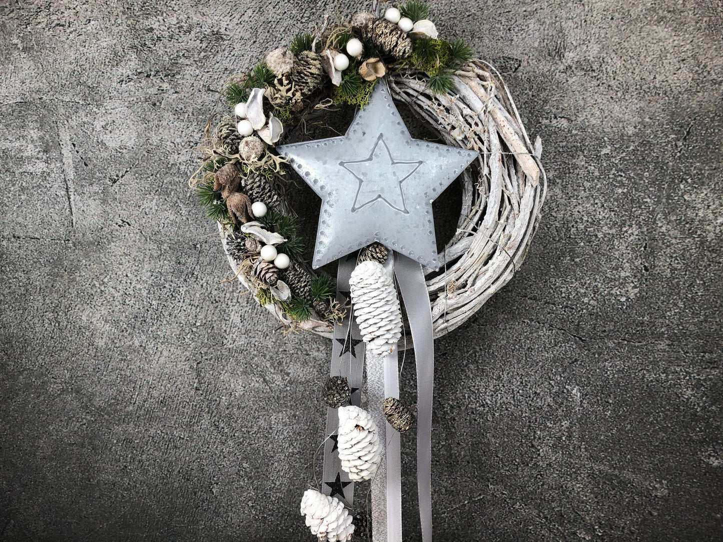 Advent Türkranz Türdeko Türschmuck Weihnachten Stern Metallstern mit LED – handgemacht aus Seiden- und Kunstblumen, langlebig & pflegeleicht von SarahsFlowerStudio