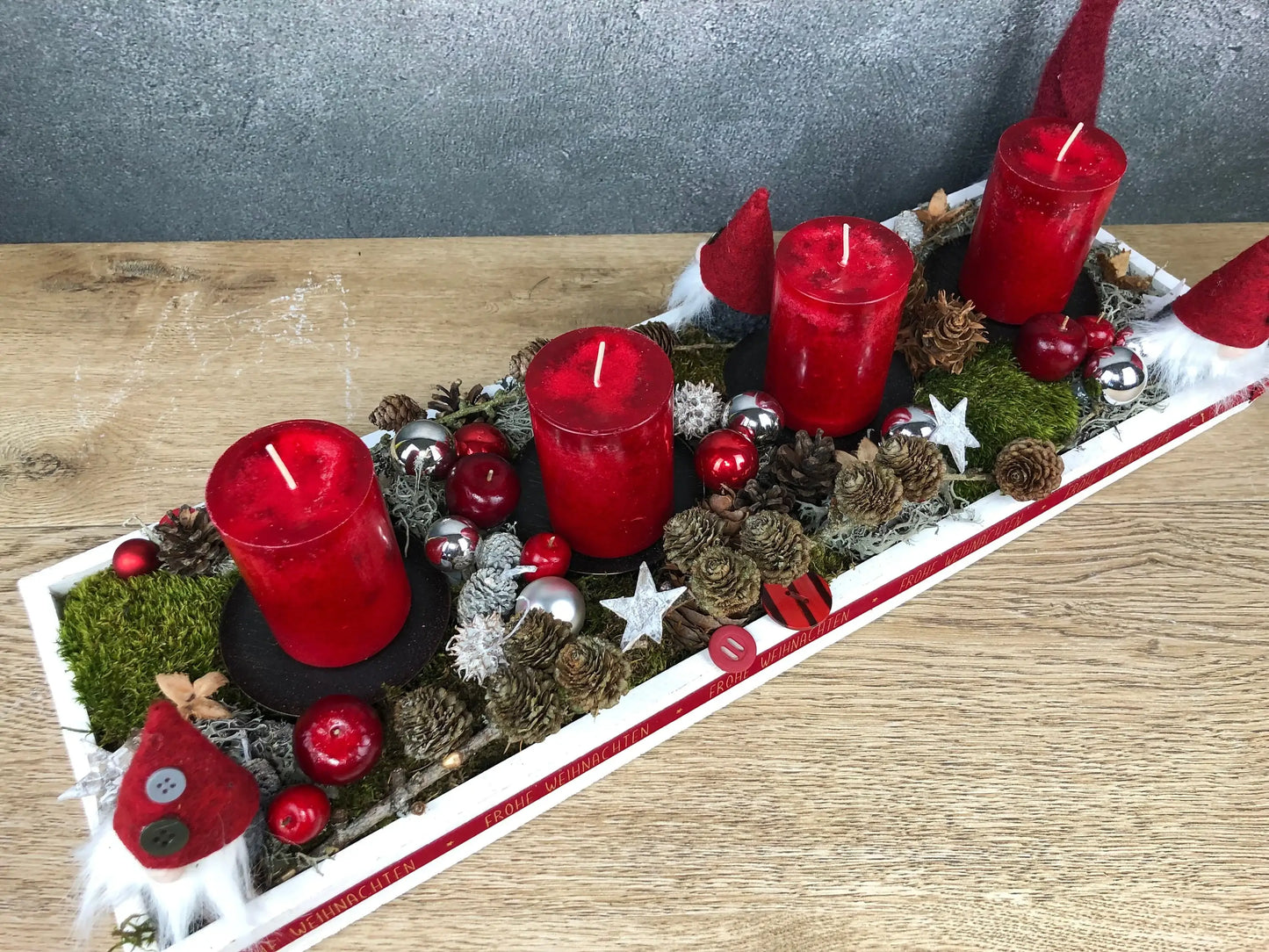 Adventskranz Adventskalender Wichtel Modern Länglich Balken Tablett in zwei Größen L und XL – handgemacht aus Seiden- und Kunstblumen, langlebig & pflegeleicht von SarahsFlowerStudio