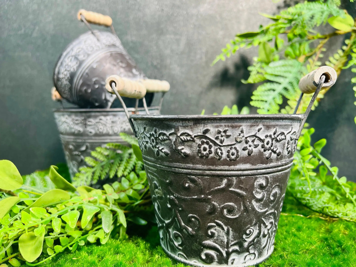 Topf Metalltopf Eimer Metalleimer Übertopf Pflanze Künstlich Kunstblumen Faux Flower – handgemacht aus Seiden- und Kunstblumen, langlebig & pflegeleicht von SarahsFlowerStudio