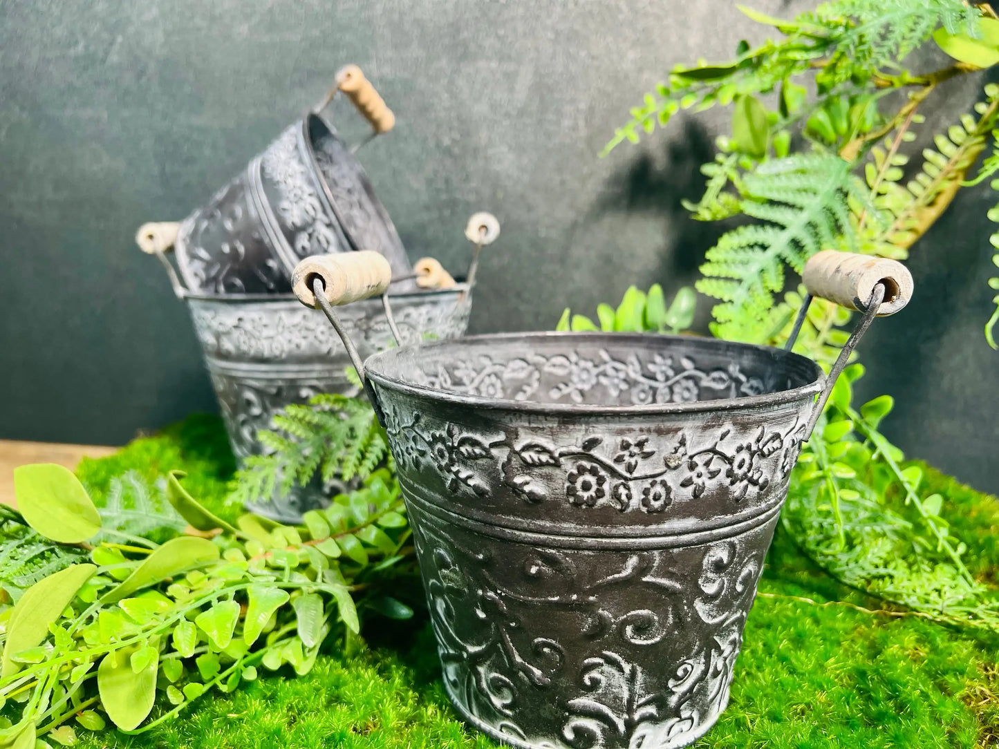 Topf Metalltopf Eimer Metalleimer Übertopf Pflanze Künstlich Kunstblumen Faux Flower – handgemacht aus Seiden- und Kunstblumen, langlebig & pflegeleicht von SarahsFlowerStudio