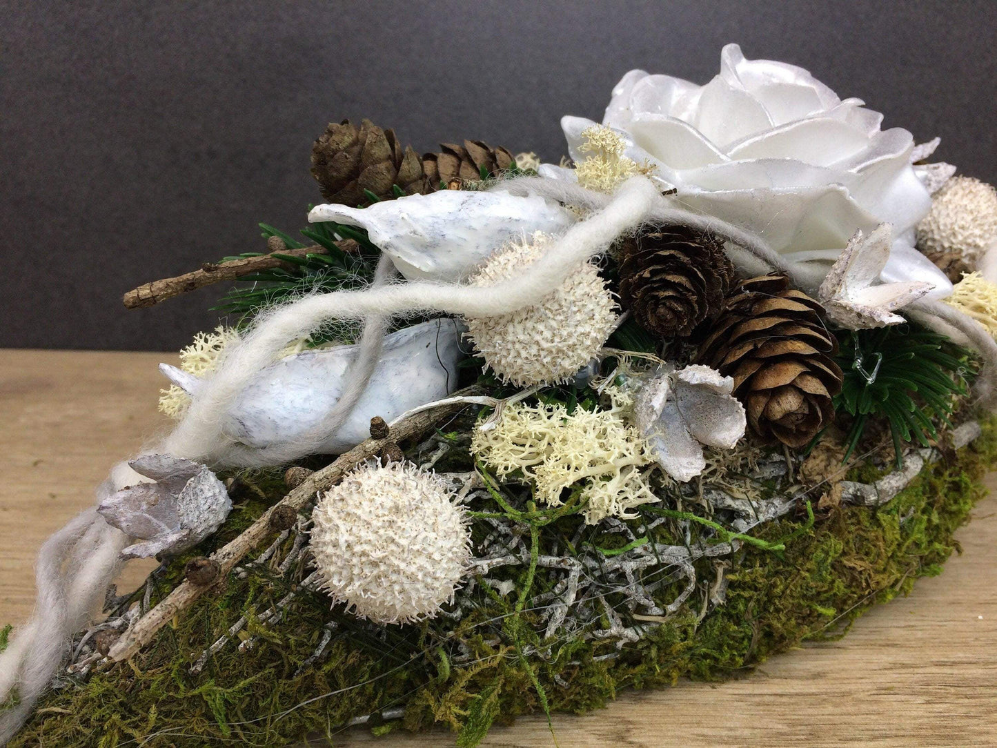 Grabgesteck Allerheiligen Wachsrosen Wachsrose Rose Grabschmuck länglich Grabdekoration – handgemacht aus Seiden- und Kunstblumen, langlebig & pflegeleicht von SarahsFlowerStudio