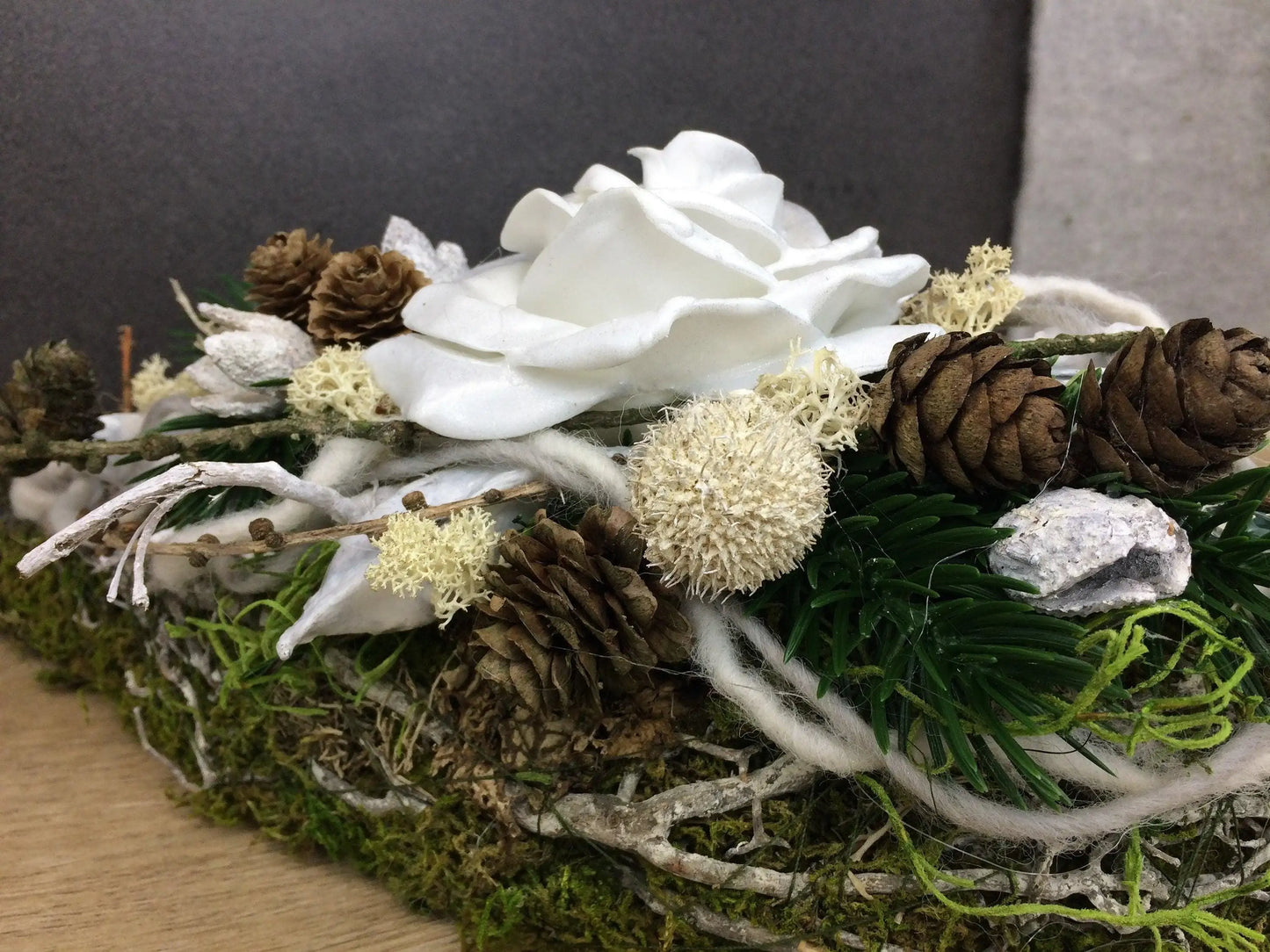 Grabgesteck Allerheiligen Wachsrosen Wachsrose Rose Grabschmuck länglich Grabdekoration – handgemacht aus Seiden- und Kunstblumen, langlebig & pflegeleicht von SarahsFlowerStudio