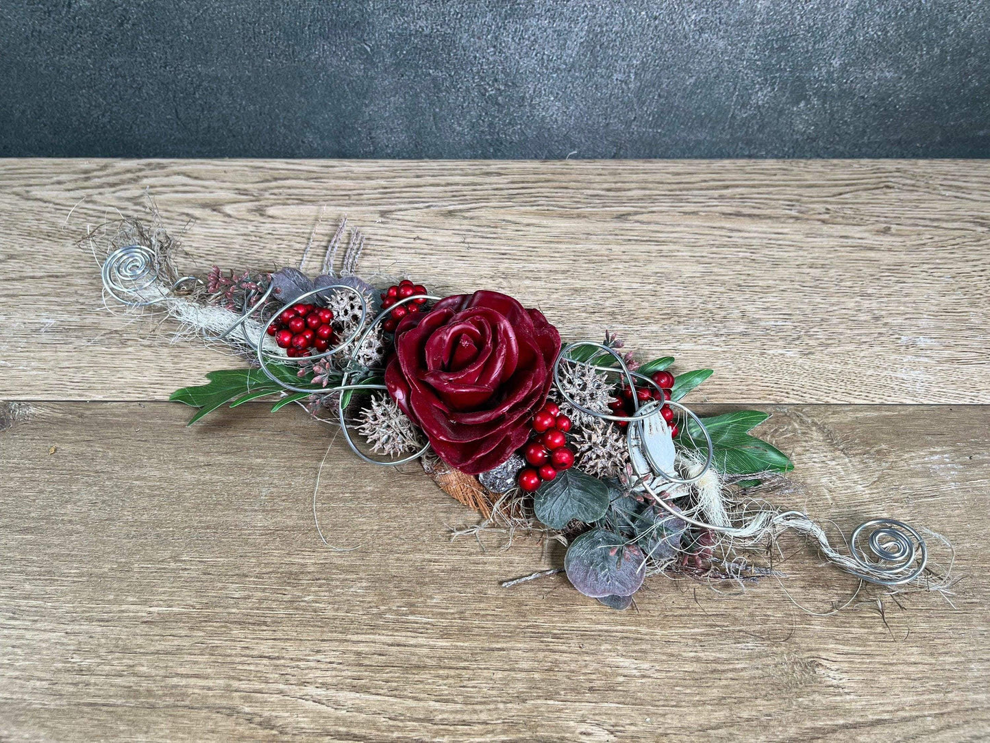 Grabgesteck zum legen Bukett Rose Wachsrose zum legen Allerheiligen Grabdekoration Betende Hände Grabschmuck Grab Grabstrauß Eukalyptus Deko – handgemacht aus Seiden- und Kunstblumen, langlebig & pflegeleicht von SarahsFlowerStudio