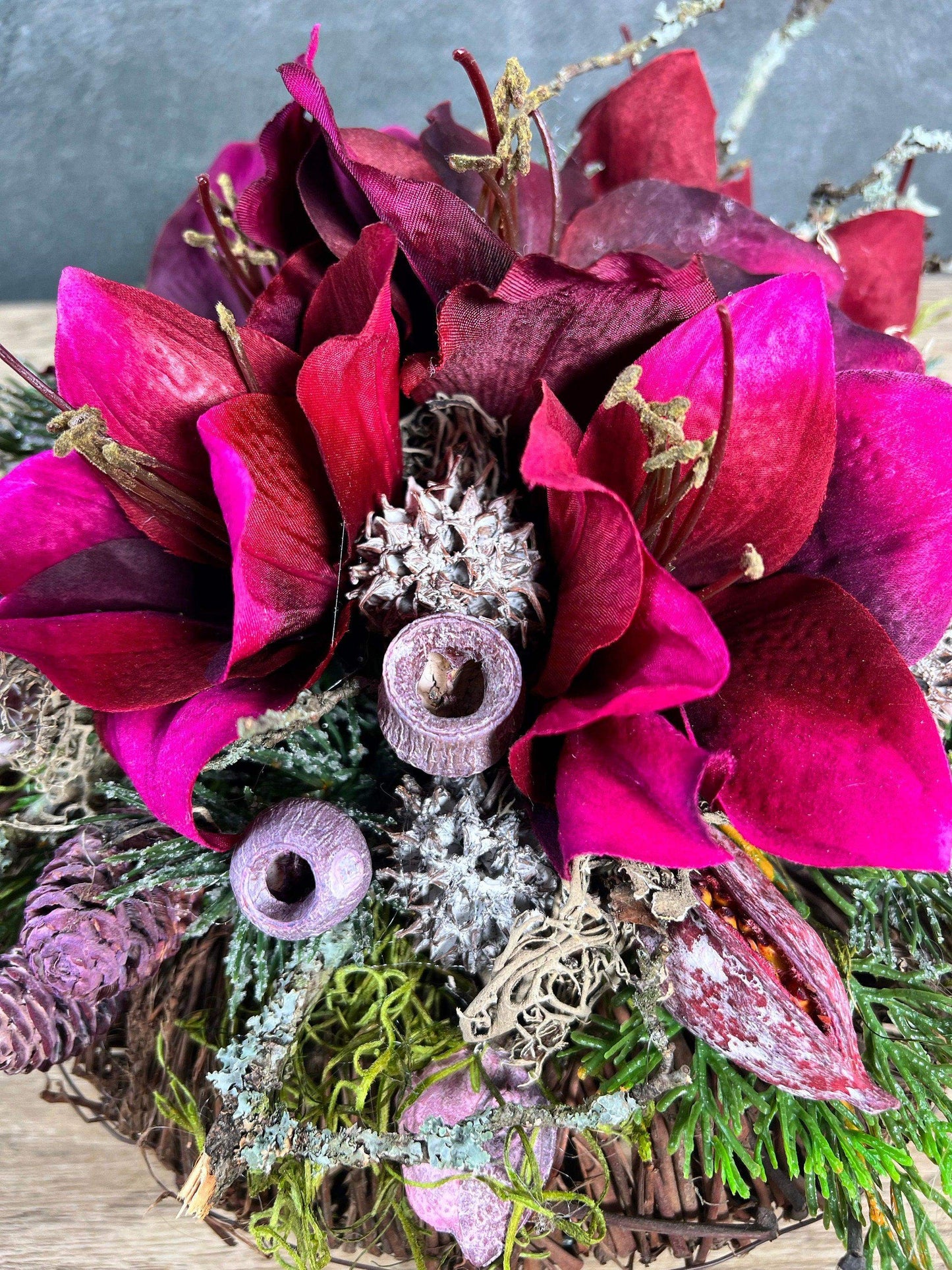 Grabgesteck Allerheiligen Grabschmuck Amaryllis Wunschfarbe Grabdeko Grabdekoration Allerheiligen – handgemacht aus Seiden- und Kunstblumen, langlebig & pflegeleicht von SarahsFlowerStudio