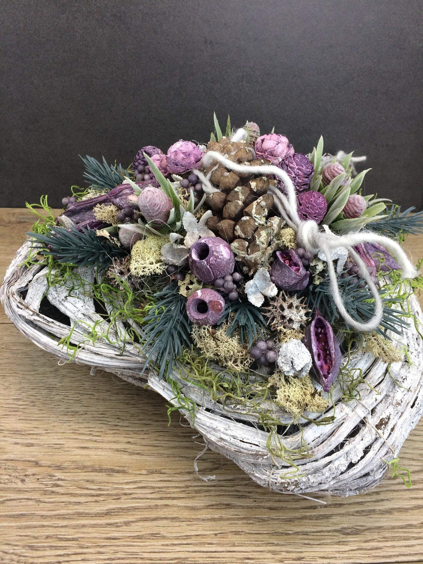 Grabgesteck Allerheiligen Grabschmuck Herz Grabdekoration Deko Tanne Exoten Kapgrün Zapfen Hutzeln Filzschnur Islandmoos Herz – handgemacht aus Seiden- und Kunstblumen, langlebig & pflegeleicht von SarahsFlowerStudio