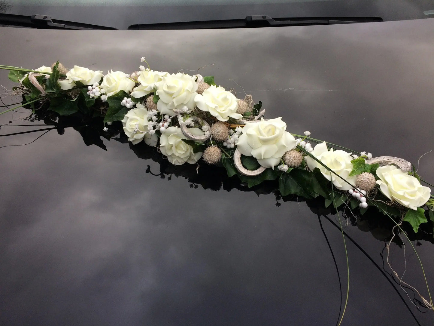 Autoschmuck Autodekoration Autoblumenschmuck Gesteck Wunschfarbe Hochzeit Kutschen Schmuck Kutschendeko Kutsche Wedding – handgemacht aus Seiden- und Kunstblumen, langlebig & pflegeleicht von SarahsFlowerStudio