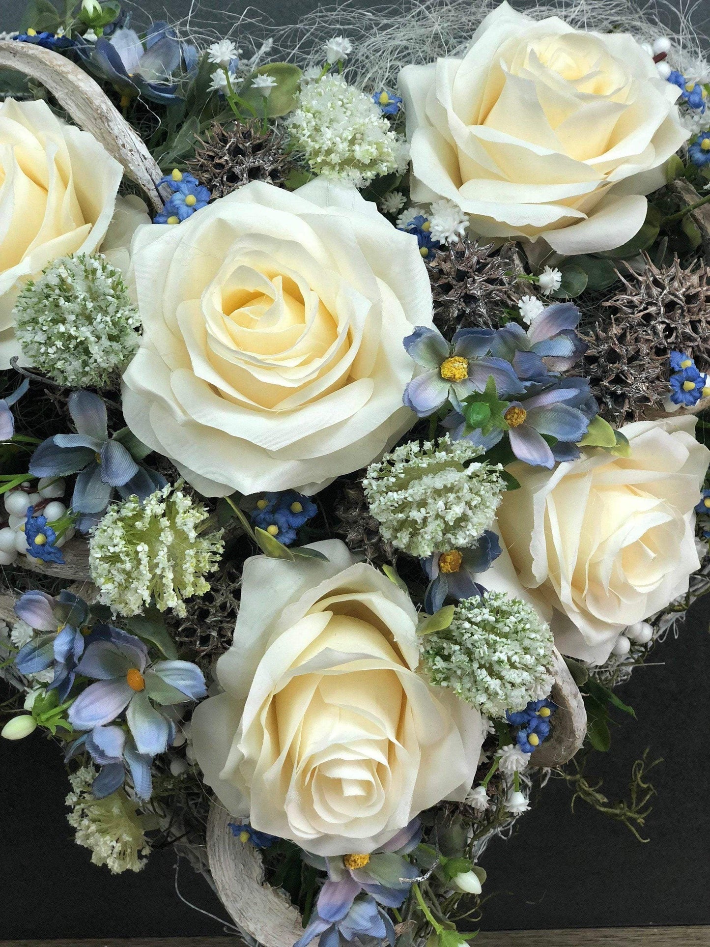 Grabgesteck Rosen Wiesenblumen Grabschmuck Herz Farbwunsch Grabdeko Grabdekoration – handgemacht aus Seiden- und Kunstblumen, langlebig & pflegeleicht von SarahsFlowerStudio