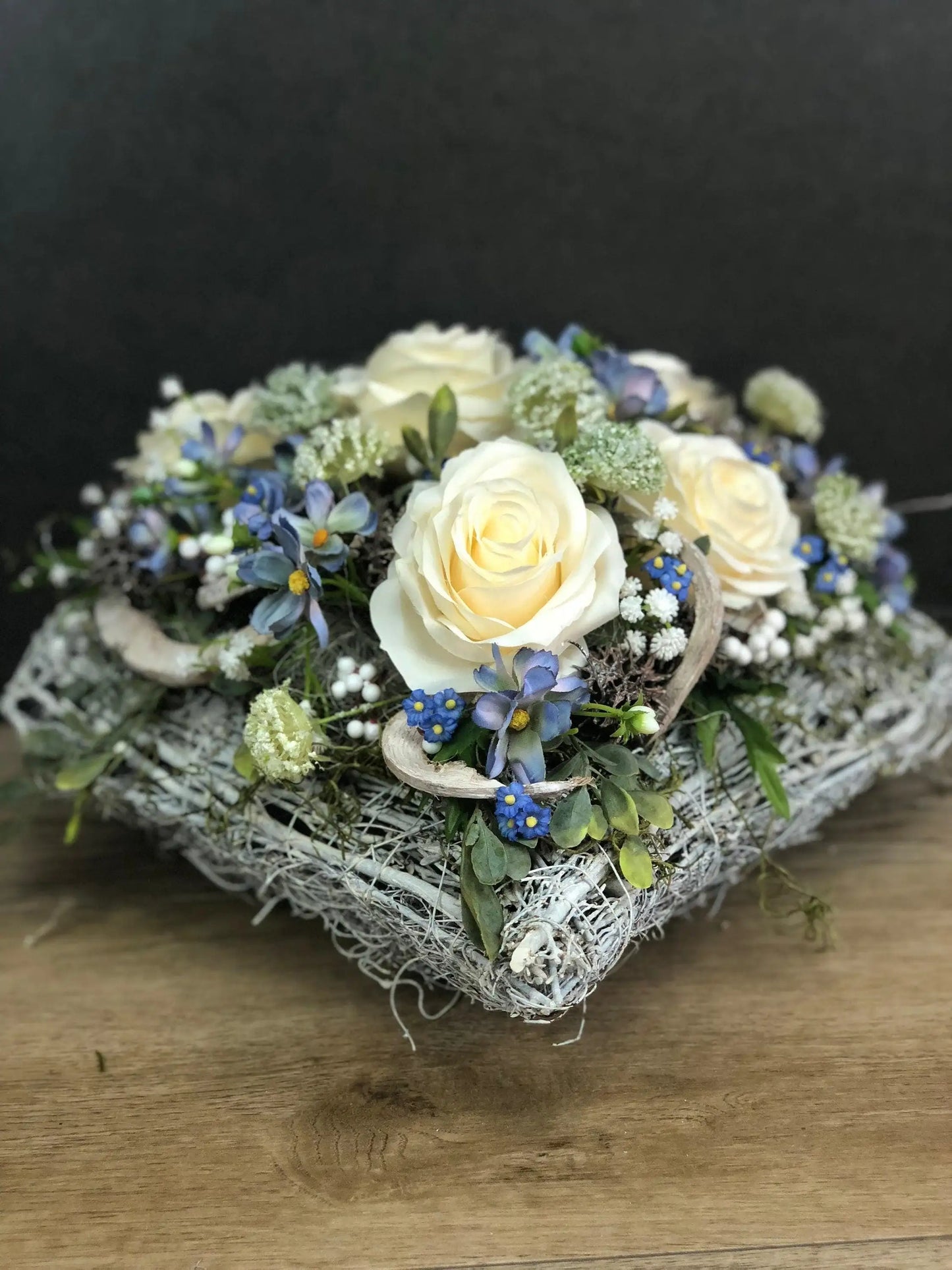 Grabgesteck Rosen Wiesenblumen Grabschmuck Herz Farbwunsch Grabdeko Grabdekoration – handgemacht aus Seiden- und Kunstblumen, langlebig & pflegeleicht von SarahsFlowerStudio