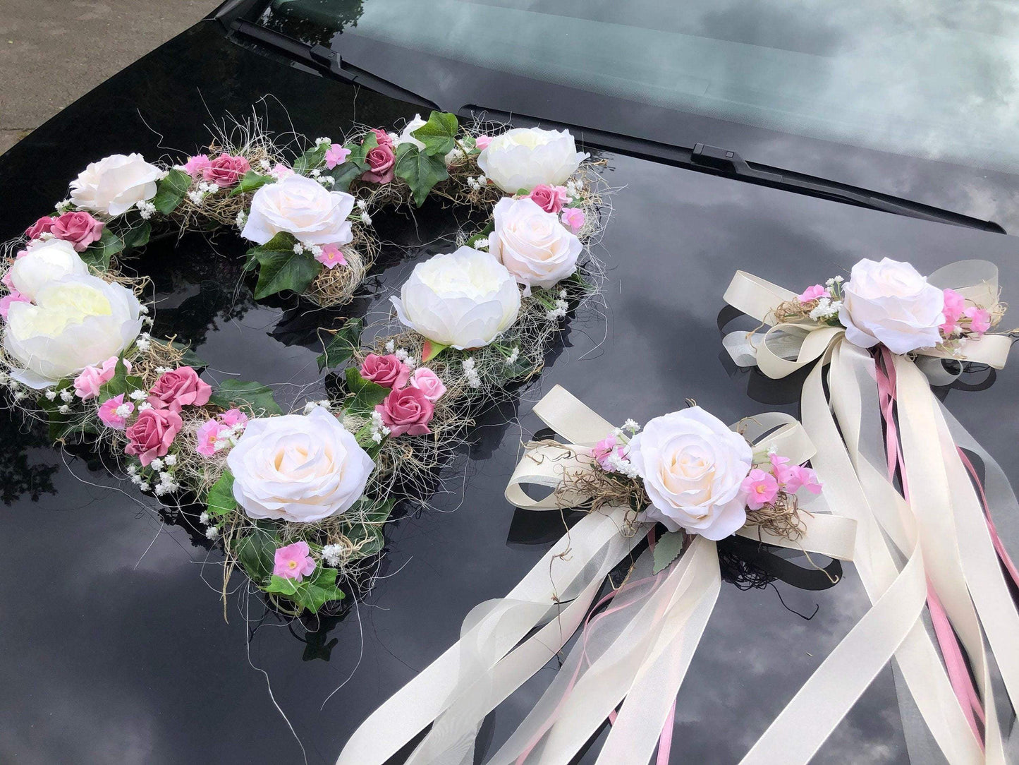 Autoschmuck Set 3 Teilig Herz und Schleifen Autodekoration Autoblumenschmuck Gesteck Hochzeit Pfingstrosen Rose Efeu Schleifen Modern Edel – handgemacht aus Seiden- und Kunstblumen, langlebig & pflegeleicht von SarahsFlowerStudio