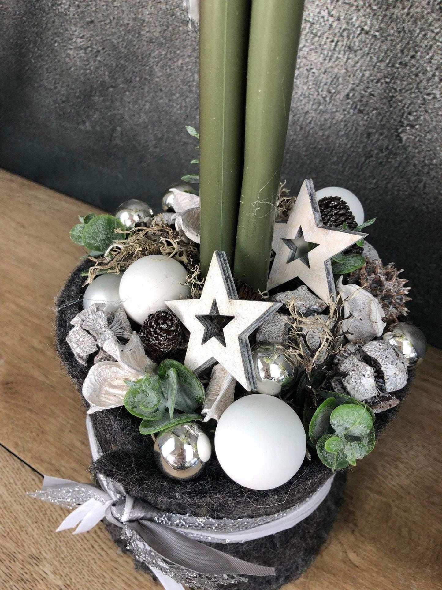 Adventsgesteck Amaryllis Gesteck Eukalyptus Künstlich Modern Zapfen Weiß – handgemacht aus Seiden- und Kunstblumen, langlebig & pflegeleicht von SarahsFlowerStudio