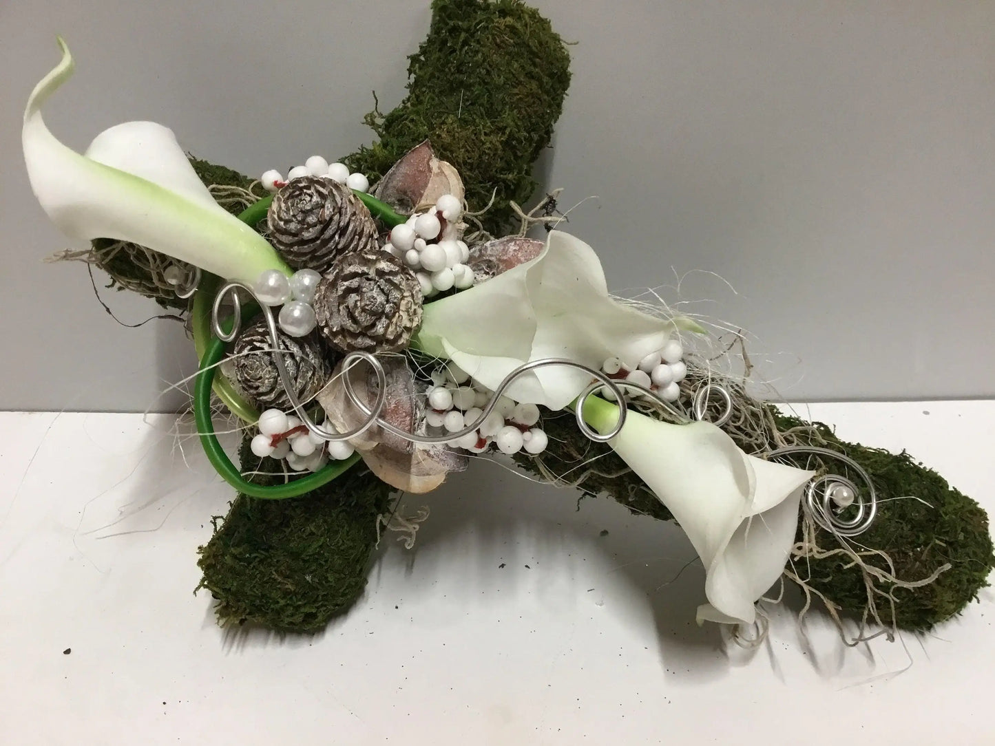 Grabgesteck Grabschmuck Urnengrab Gesteck Grab Allerheiligen Calla Mooskreuz Kreuz Rose Grave Arrangument grave flowers longlasting – handgemacht aus Seiden- und Kunstblumen, langlebig & pflegeleicht von SarahsFlowerStudio