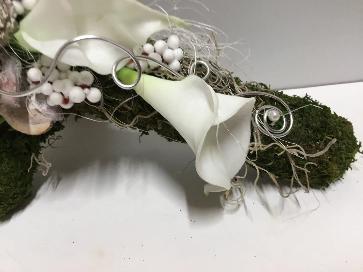 Grabgesteck Grabschmuck Urnengrab Gesteck Grab Allerheiligen Calla Mooskreuz Kreuz Rose Grave Arrangument grave flowers longlasting – handgemacht aus Seiden- und Kunstblumen, langlebig & pflegeleicht von SarahsFlowerStudio