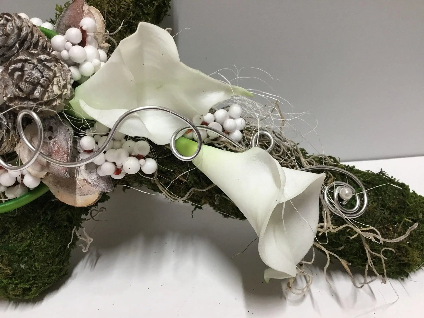 Grabgesteck Grabschmuck Urnengrab Gesteck Grab Allerheiligen Calla Mooskreuz Kreuz Rose Grave Arrangument grave flowers longlasting – handgemacht aus Seiden- und Kunstblumen, langlebig & pflegeleicht von SarahsFlowerStudio