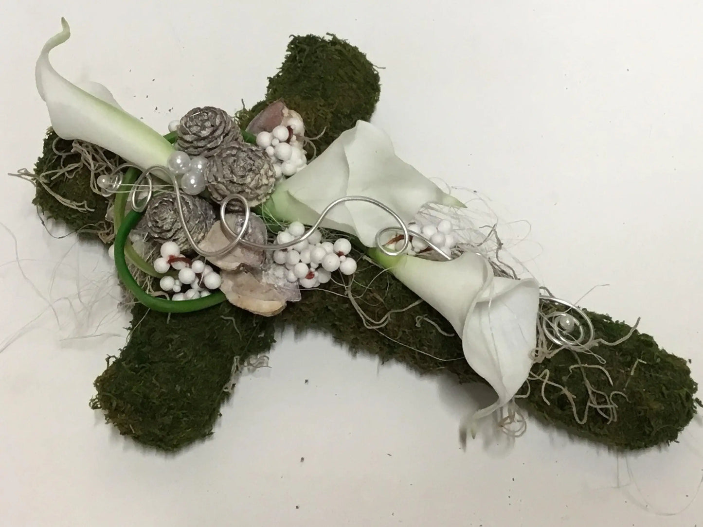 Grabgesteck Grabschmuck Urnengrab Gesteck Grab Allerheiligen Calla Mooskreuz Kreuz Rose Grave Arrangument grave flowers longlasting – handgemacht aus Seiden- und Kunstblumen, langlebig & pflegeleicht von SarahsFlowerStudio