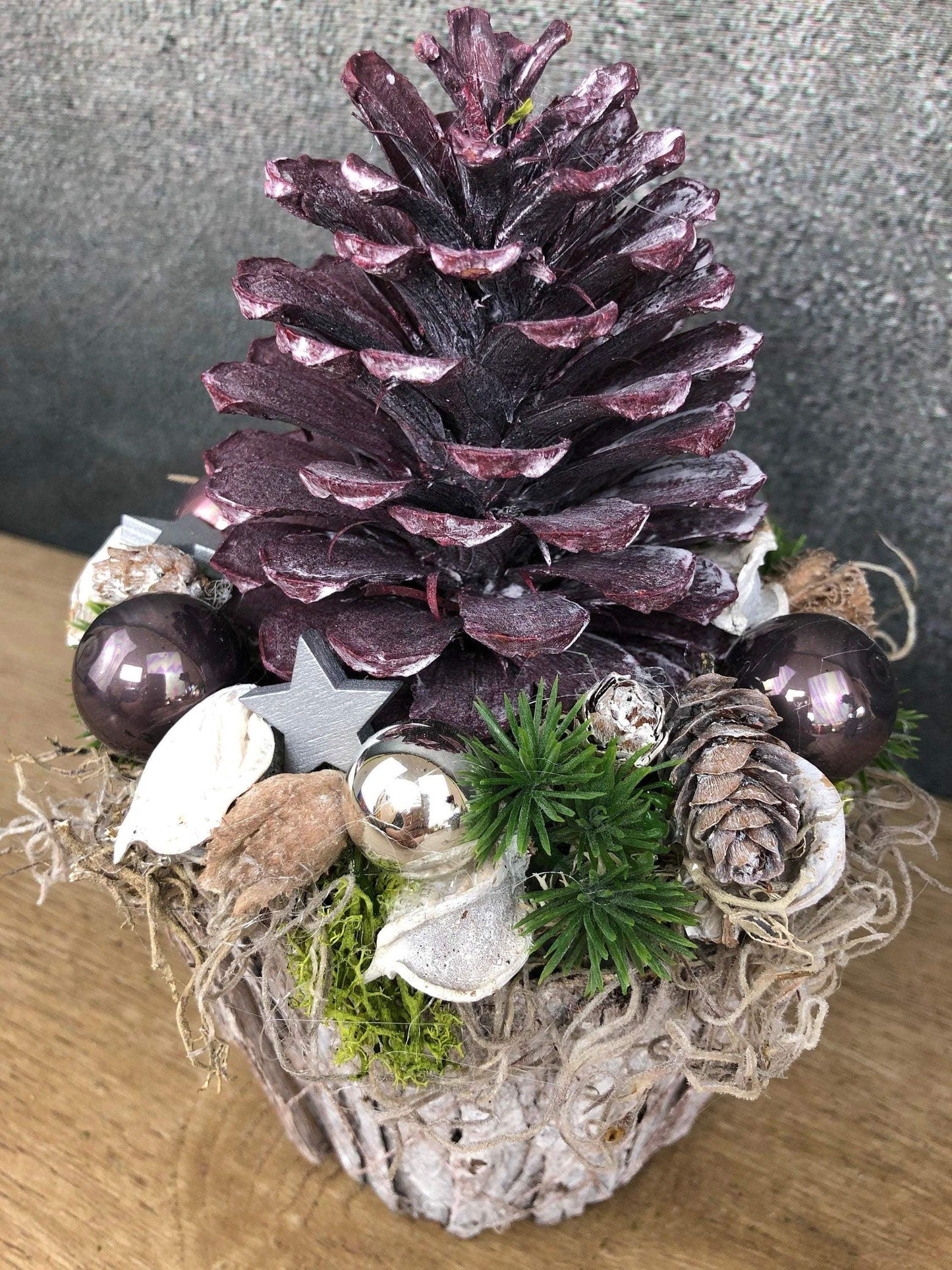Adventsgesteck Gesteck Zapfen Zapfe Beere Modern Rund Moos Thuja Zapfen Rot Weiß – handgemacht aus Seiden- und Kunstblumen, langlebig & pflegeleicht von SarahsFlowerStudio