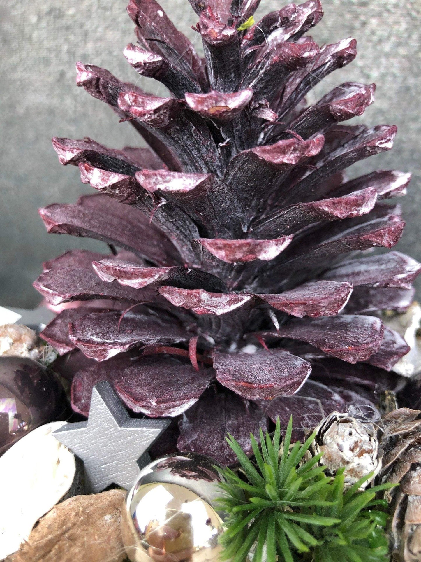 Adventsgesteck Gesteck Zapfen Zapfe Beere Modern Rund Moos Thuja Zapfen Rot Weiß – handgemacht aus Seiden- und Kunstblumen, langlebig & pflegeleicht von SarahsFlowerStudio