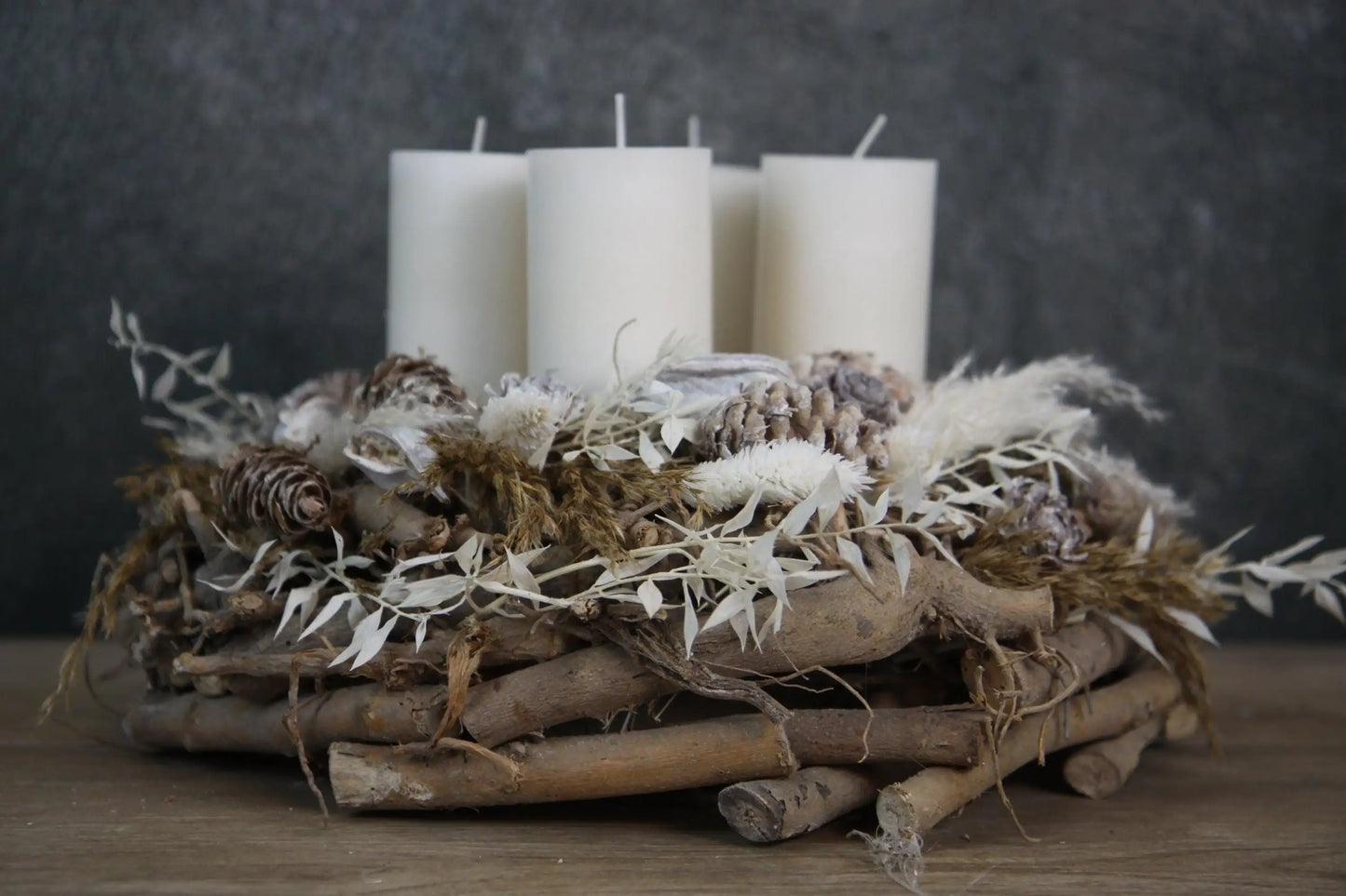 Adventskranz Adventskalender Pampas natürlich Ruskus Brachichiton Gräser Zederrose Zapfen Modern mehrjährig Rund – handgemacht aus Seiden- und Kunstblumen, langlebig & pflegeleicht von SarahsFlowerStudio