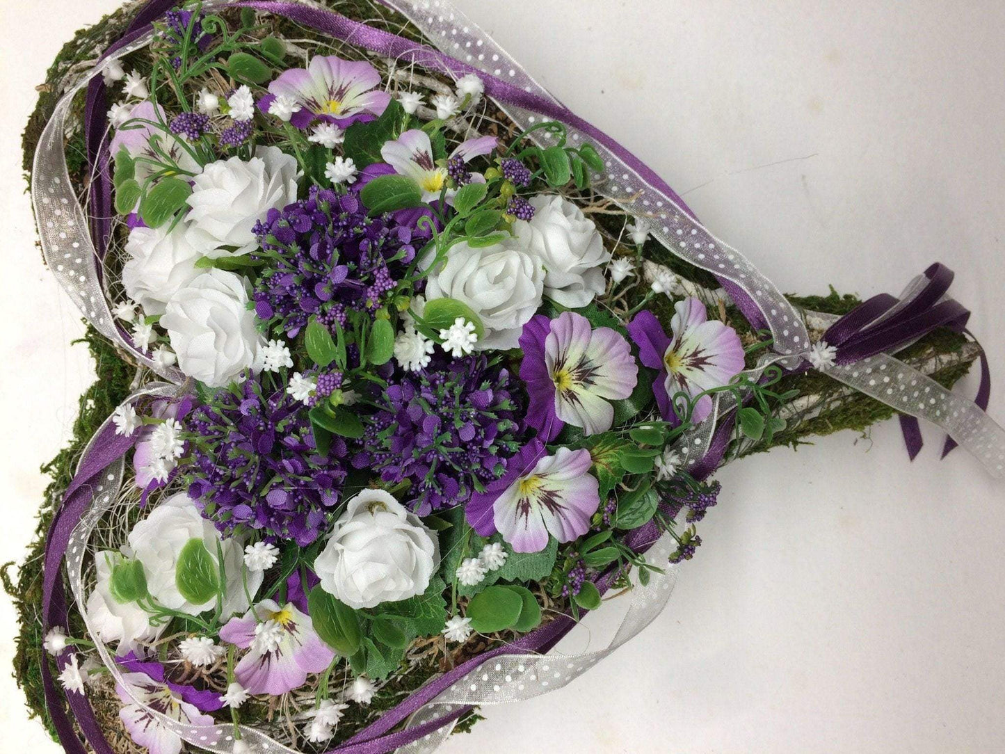 Grabgesteck Herz 30cm – handgemacht aus Seiden- und Kunstblumen, langlebig & pflegeleicht von SarahsFlowerStudio
