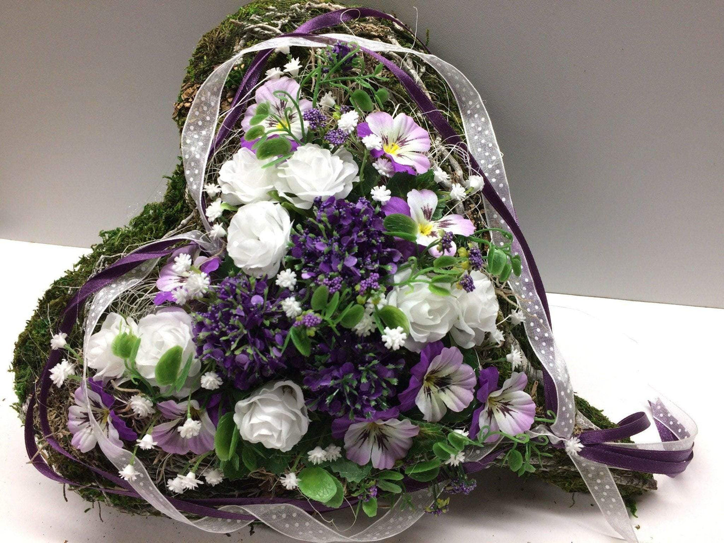 Grabgesteck Herz 30cm – handgemacht aus Seiden- und Kunstblumen, langlebig & pflegeleicht von SarahsFlowerStudio