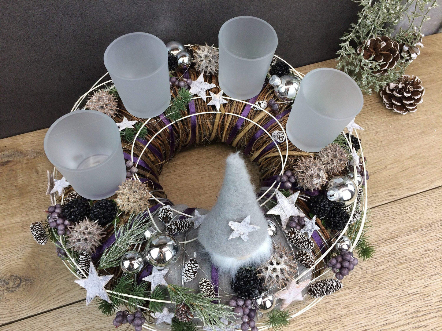 Adventskranz Wunschfarbe Grau Weiß Wichtel Silber Kugeln Zapfen Draht Filz Band Sterne – handgemacht aus Seiden- und Kunstblumen, langlebig & pflegeleicht von SarahsFlowerStudio