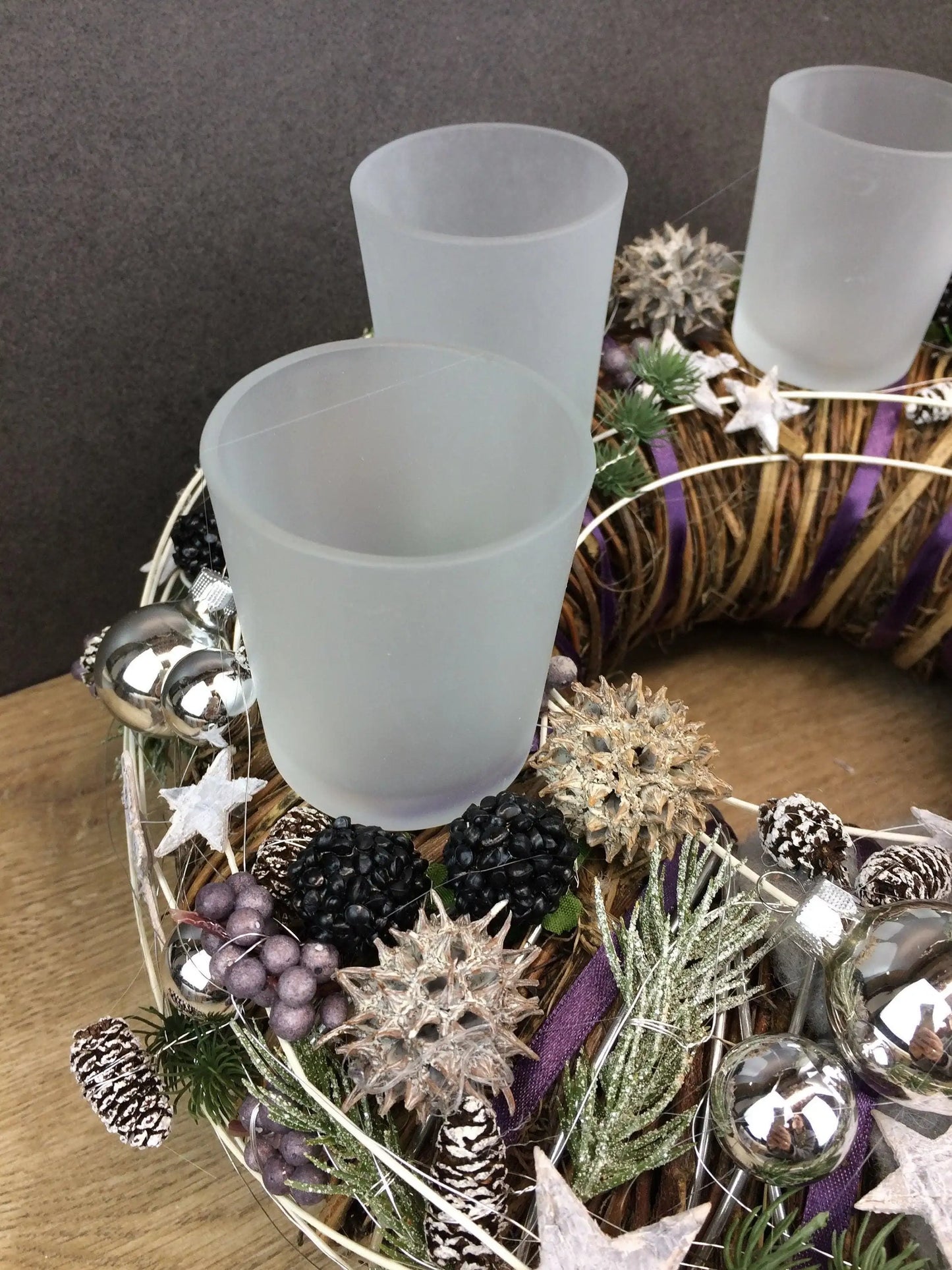 Adventskranz Wunschfarbe Grau Weiß Wichtel Silber Kugeln Zapfen Draht Filz Band Sterne – handgemacht aus Seiden- und Kunstblumen, langlebig & pflegeleicht von SarahsFlowerStudio