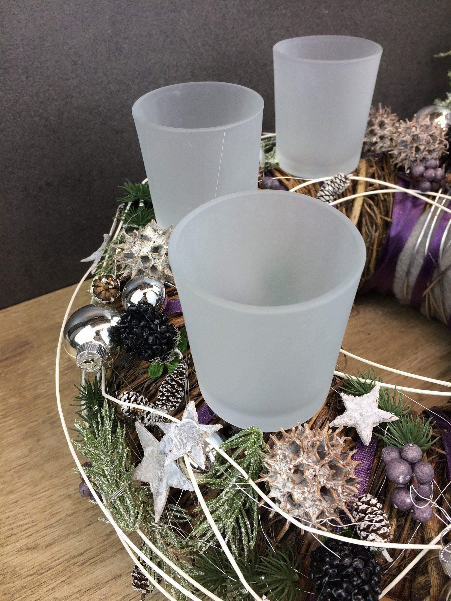 Adventskranz Wunschfarbe Grau Weiß Wichtel Silber Kugeln Zapfen Draht Filz Band Sterne – handgemacht aus Seiden- und Kunstblumen, langlebig & pflegeleicht von SarahsFlowerStudio