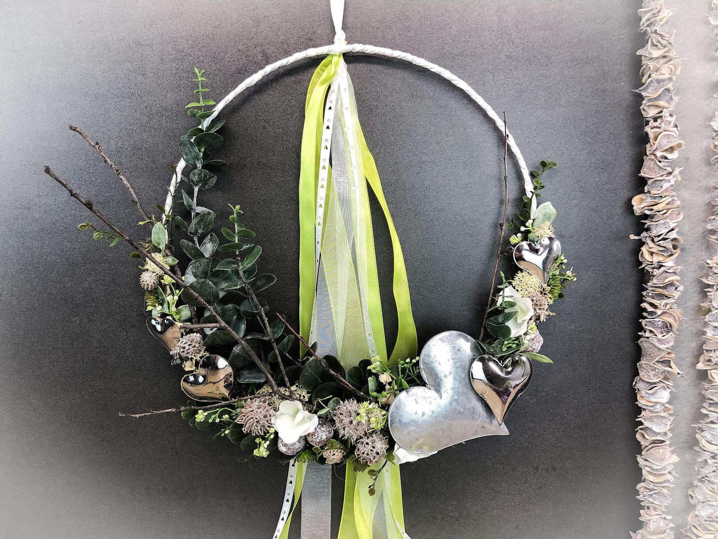Türkranz ganzjährig Modern Türdeko Tür Schmuck Wunschgröße ganzjährig Muttertag Valentinstag Herz Boho Skelettblätter Band Filz Spitzenband – handgemacht aus Seiden- und Kunstblumen, langlebig & pflegeleicht von SarahsFlowerStudio