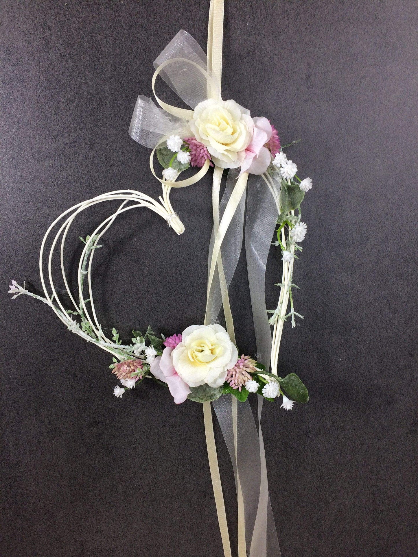 Autoschleife XXL für Seitenspiegel Kirchenbank Wunschfarbe große Schleife Dekoration Blumenschmuck Herz – handgemacht aus Seiden- und Kunstblumen, langlebig & pflegeleicht von SarahsFlowerStudio