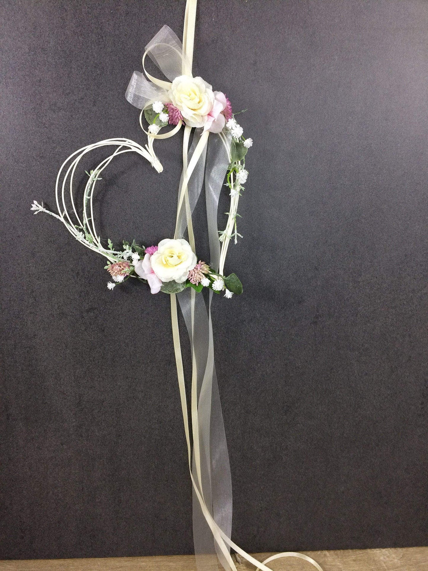Autoschleife XXL für Seitenspiegel Kirchenbank Wunschfarbe große Schleife Dekoration Blumenschmuck Herz – handgemacht aus Seiden- und Kunstblumen, langlebig & pflegeleicht von SarahsFlowerStudio
