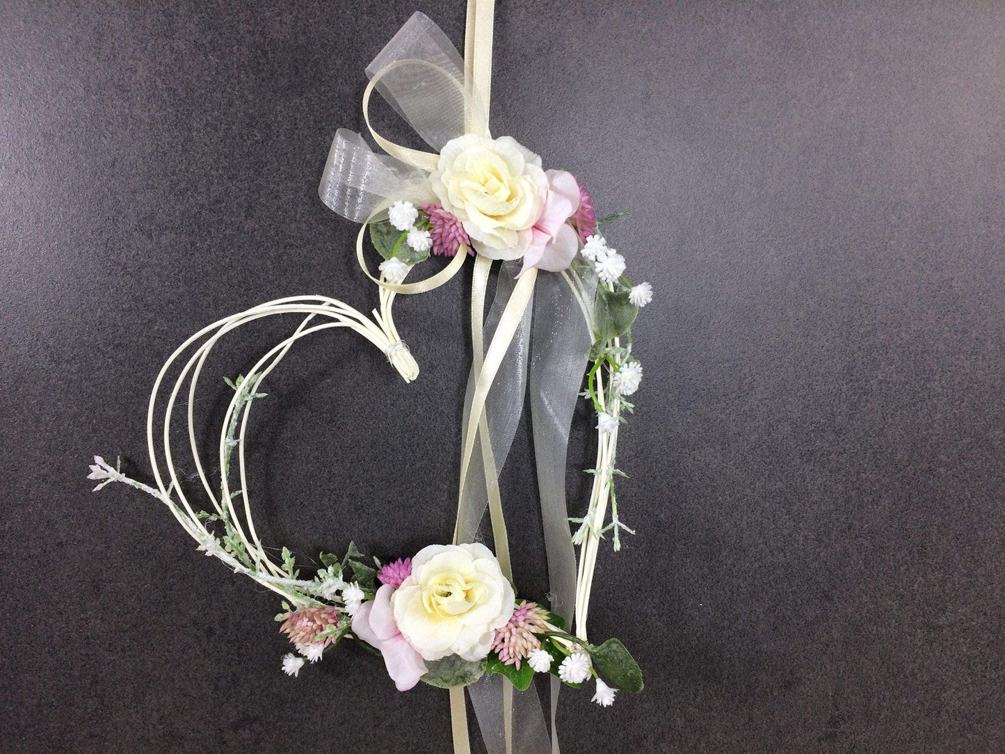 Autoschleife XXL für Seitenspiegel Kirchenbank Wunschfarbe große Schleife Dekoration Blumenschmuck Herz – handgemacht aus Seiden- und Kunstblumen, langlebig & pflegeleicht von SarahsFlowerStudio