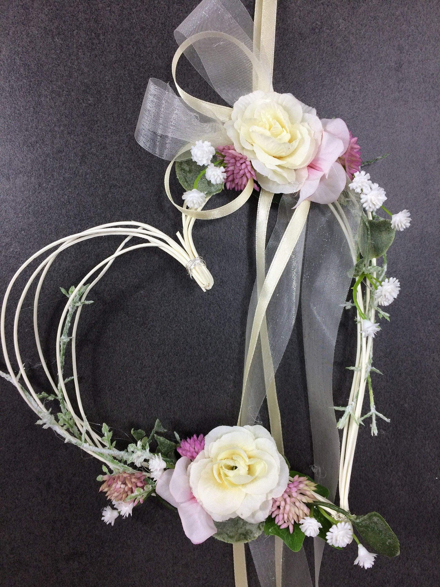 Autoschleife XXL für Seitenspiegel Kirchenbank Wunschfarbe große Schleife Dekoration Blumenschmuck Herz – handgemacht aus Seiden- und Kunstblumen, langlebig & pflegeleicht von SarahsFlowerStudio