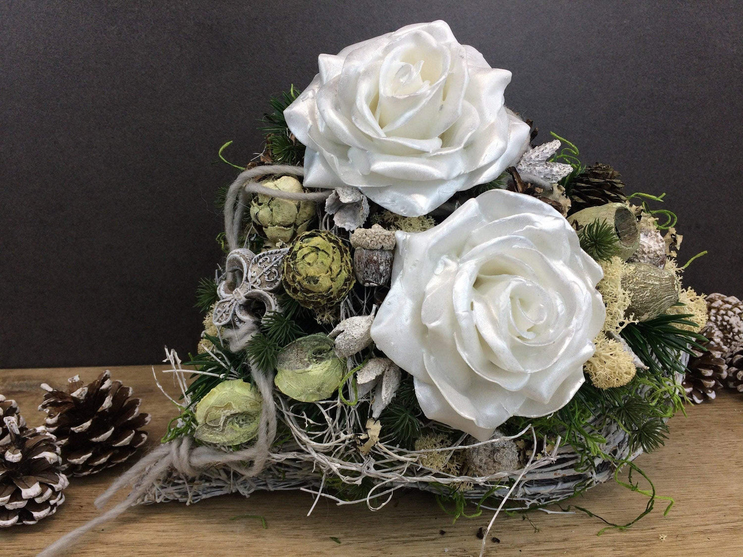 Grabgesteck Allerheiligen Wachsrosen Wachsrose Rose Grabschmuck Herz Grabdekoration – handgemacht aus Seiden- und Kunstblumen, langlebig & pflegeleicht von SarahsFlowerStudio
