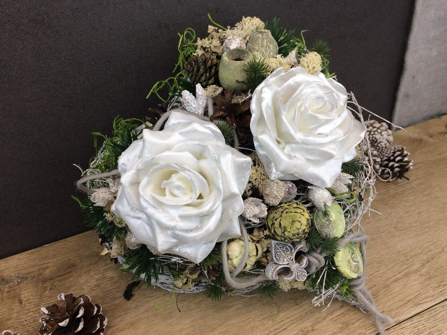 Grabgesteck Allerheiligen Wachsrosen Wachsrose Rose Grabschmuck Herz Grabdekoration – handgemacht aus Seiden- und Kunstblumen, langlebig & pflegeleicht von SarahsFlowerStudio