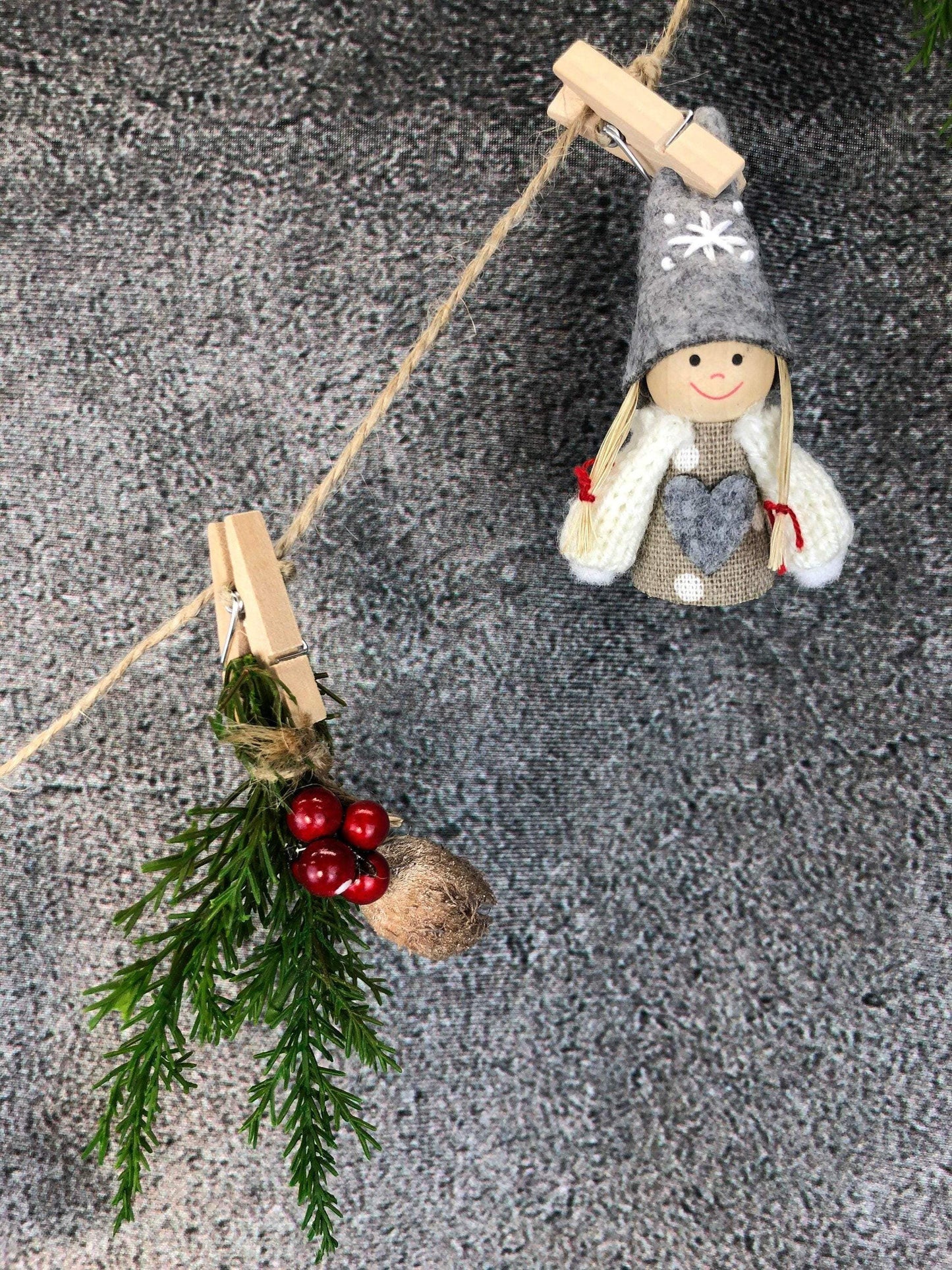 Wichtelmann und Wichtelfrau Fensterdeko Wichtel Wäscheleine Wäscheklammer Fensterschmuck Türkranz Thuja weihnachtlich Weihnachten – handgemacht aus Seiden- und Kunstblumen, langlebig & pflegeleicht von SarahsFlowerStudio