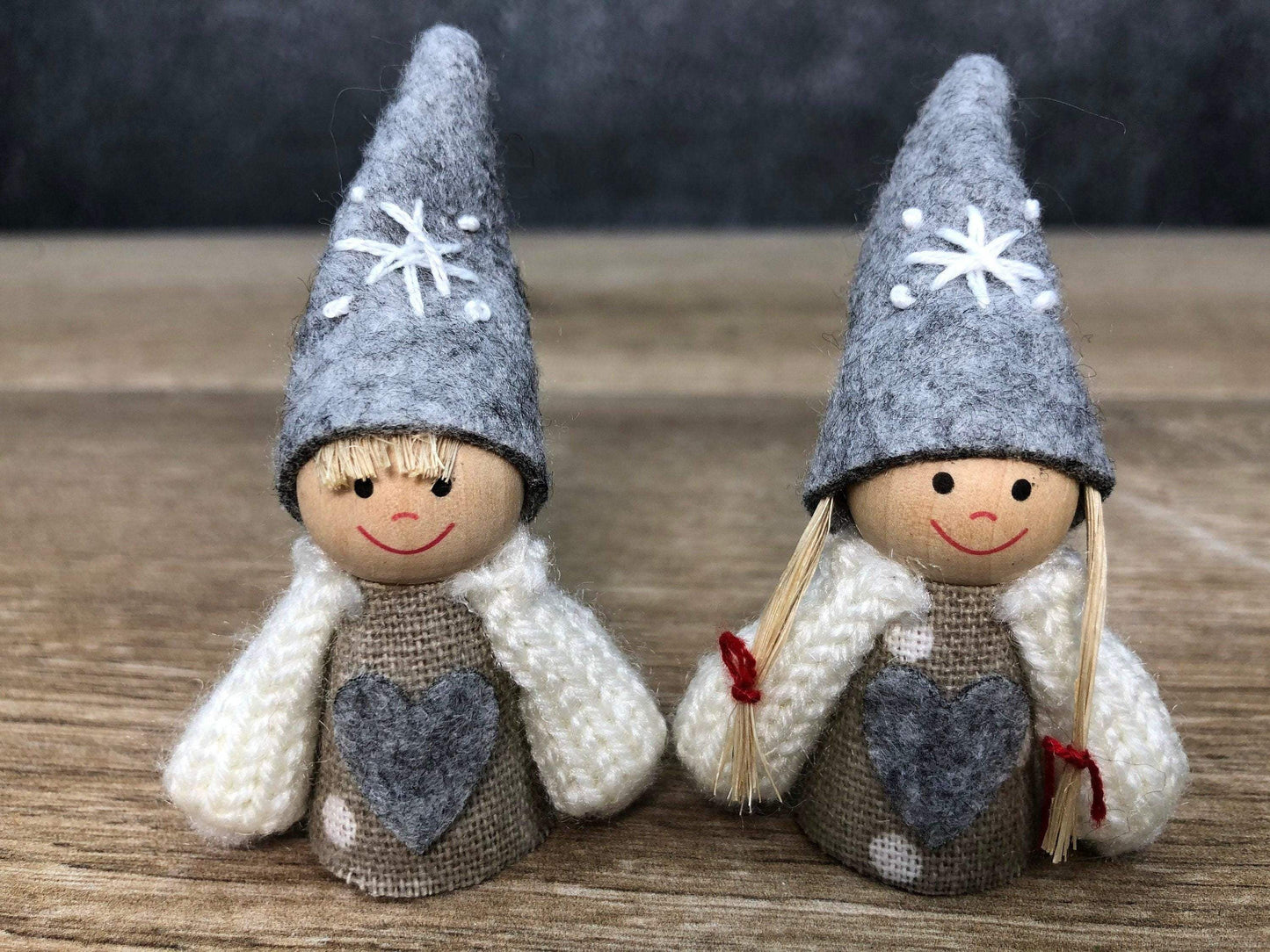 Wichtelmann und Wichtelfrau Fensterdeko Wichtel Wäscheleine Wäscheklammer Fensterschmuck Türkranz Thuja weihnachtlich Weihnachten – handgemacht aus Seiden- und Kunstblumen, langlebig & pflegeleicht von SarahsFlowerStudio